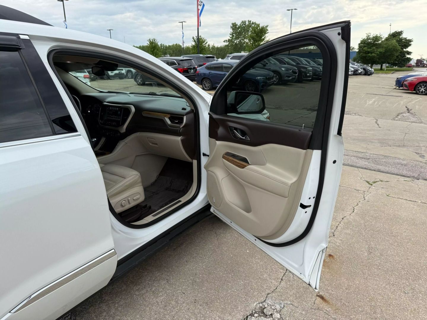 2017 Gmc Acadia - Image 25