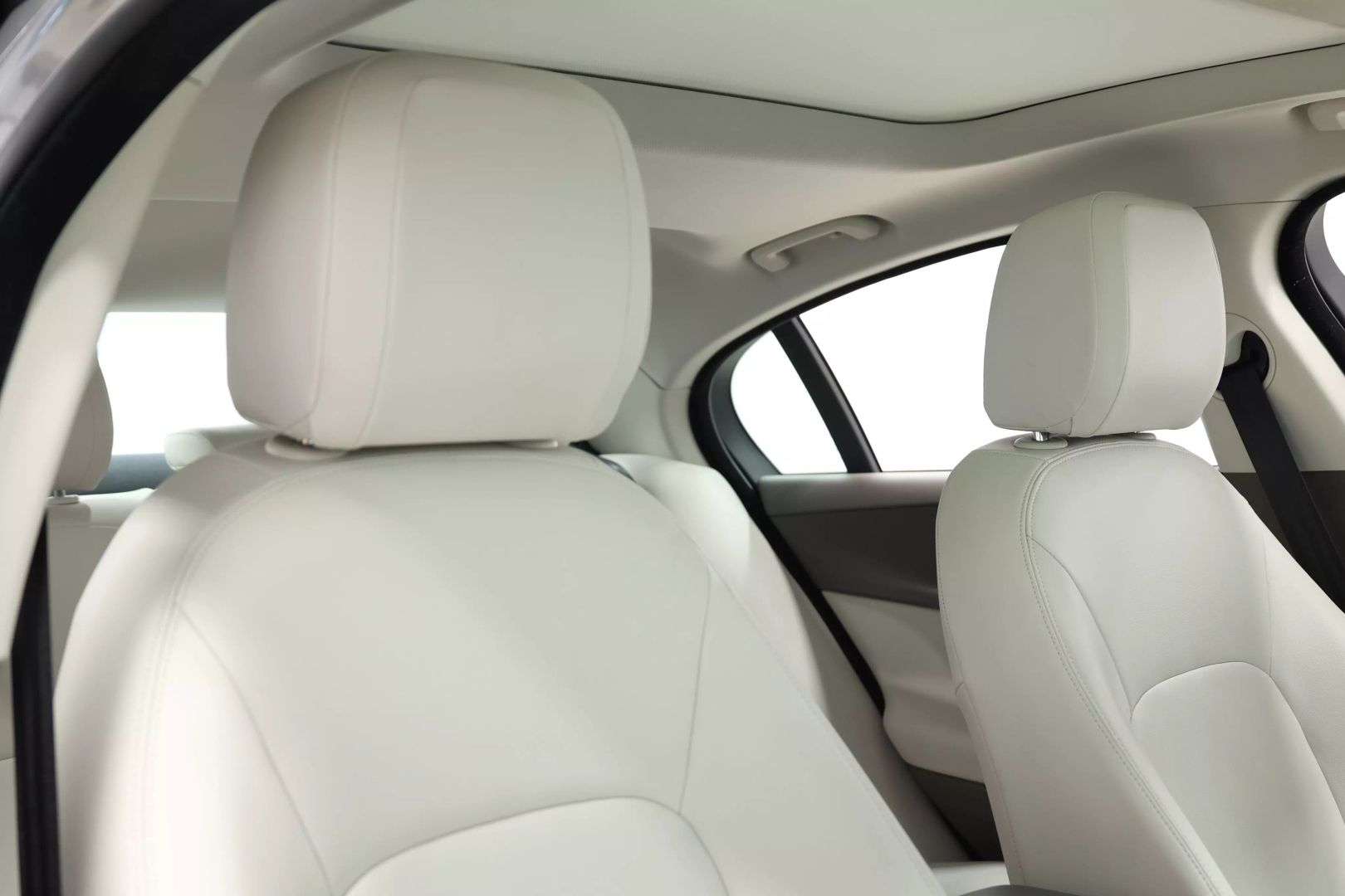 2019 Jaguar Xe - Image 86