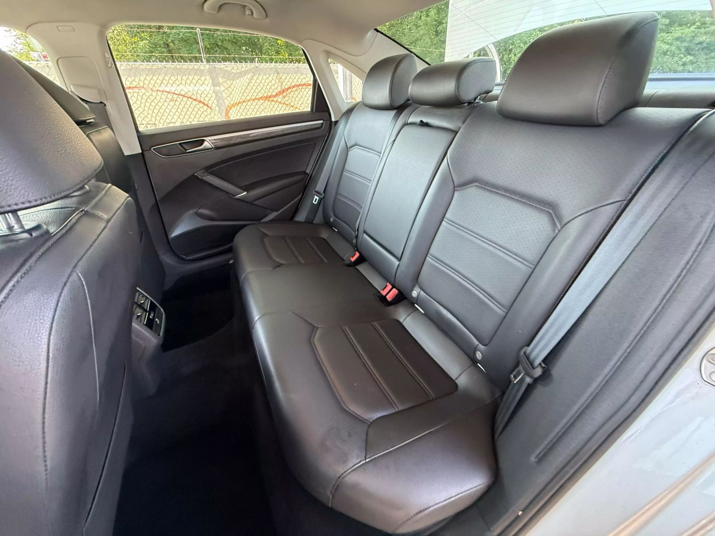 2018 Volkswagen Passat - Image 19