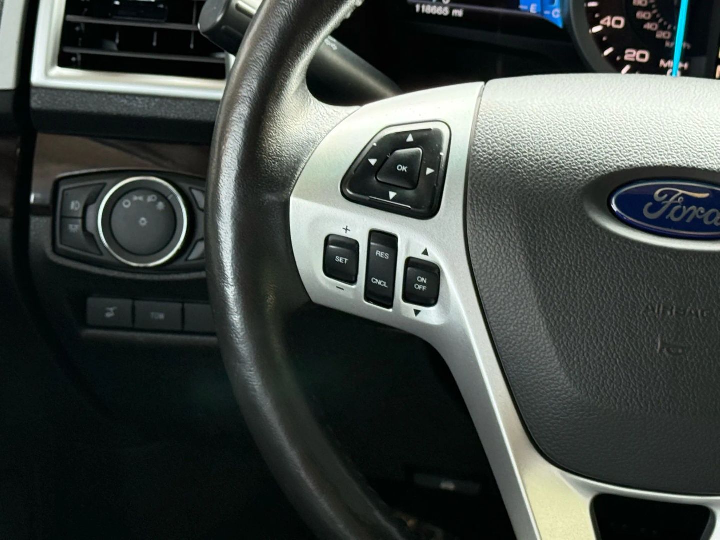 2015 Ford Explorer - Image 36