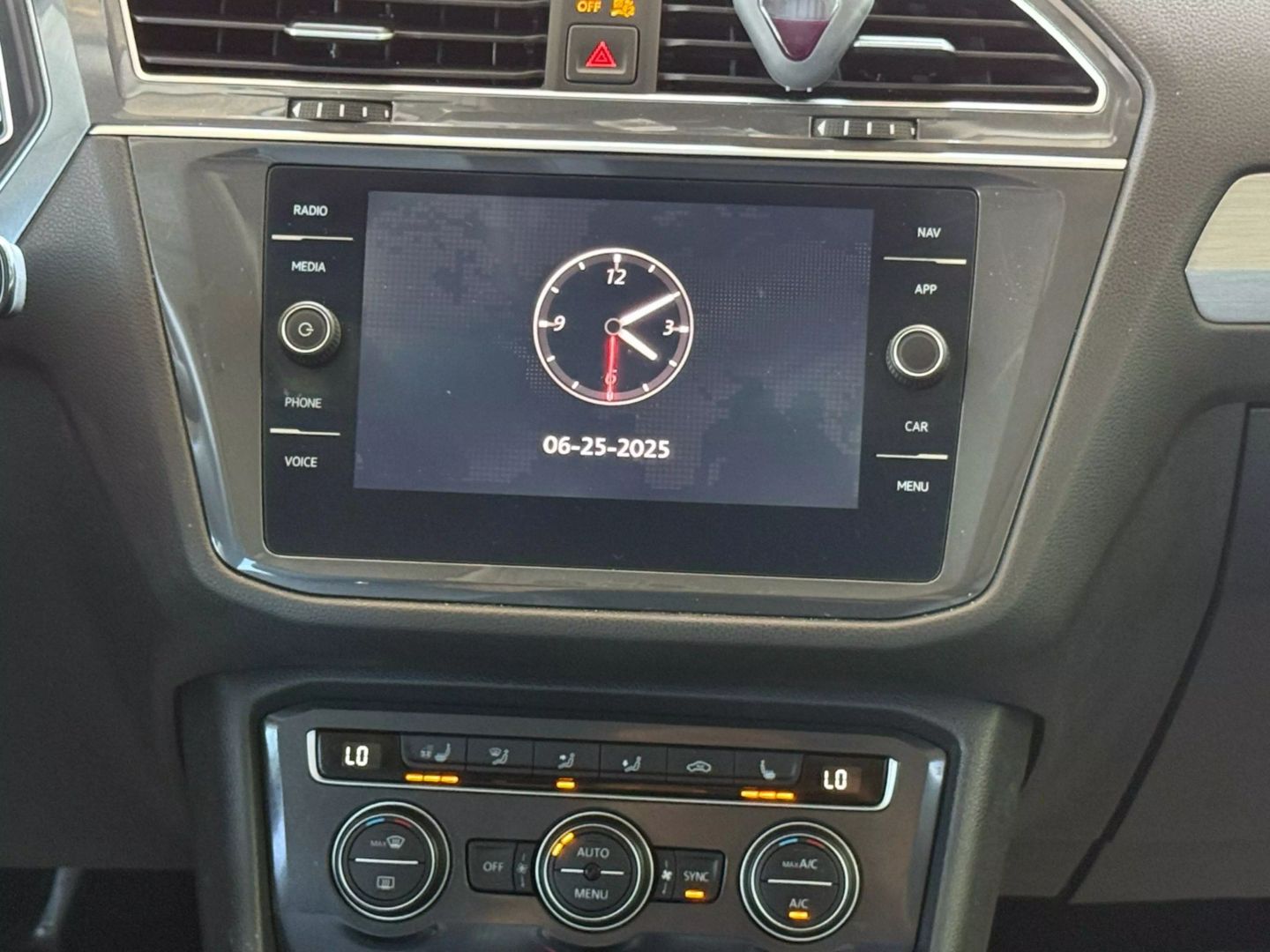 2020 Volkswagen Tiguan - Image 28