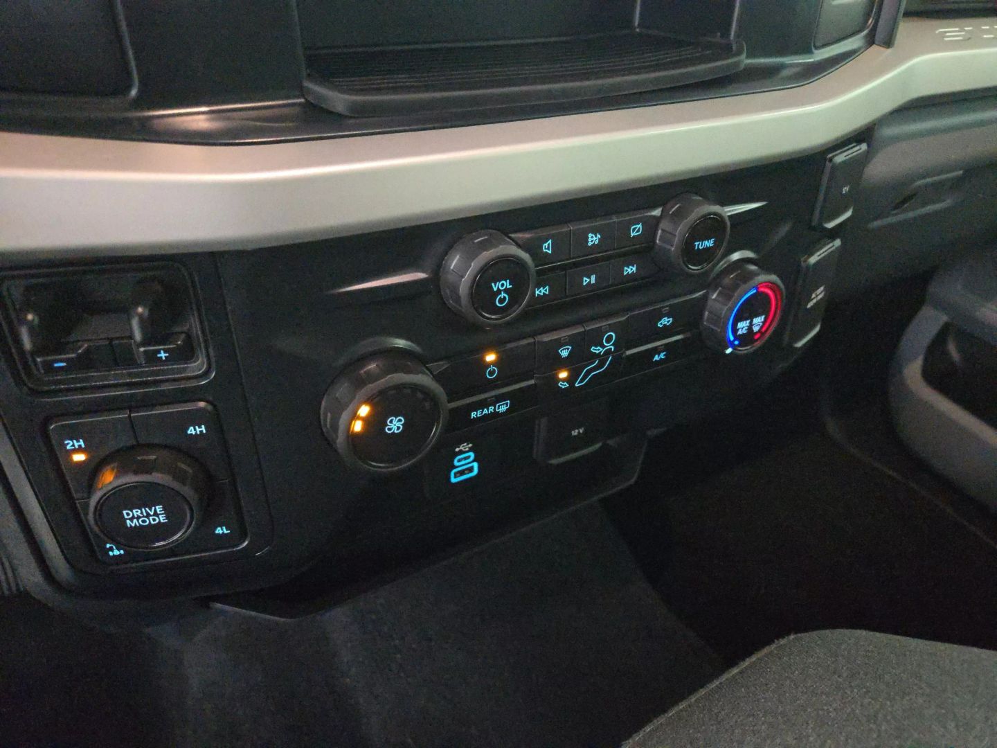 2023 Ford F350 Super Duty Crew Cab - Image 26