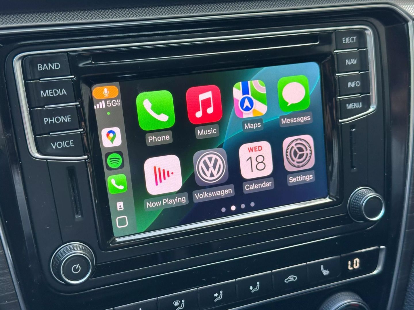 2017 Volkswagen Passat - Image 33