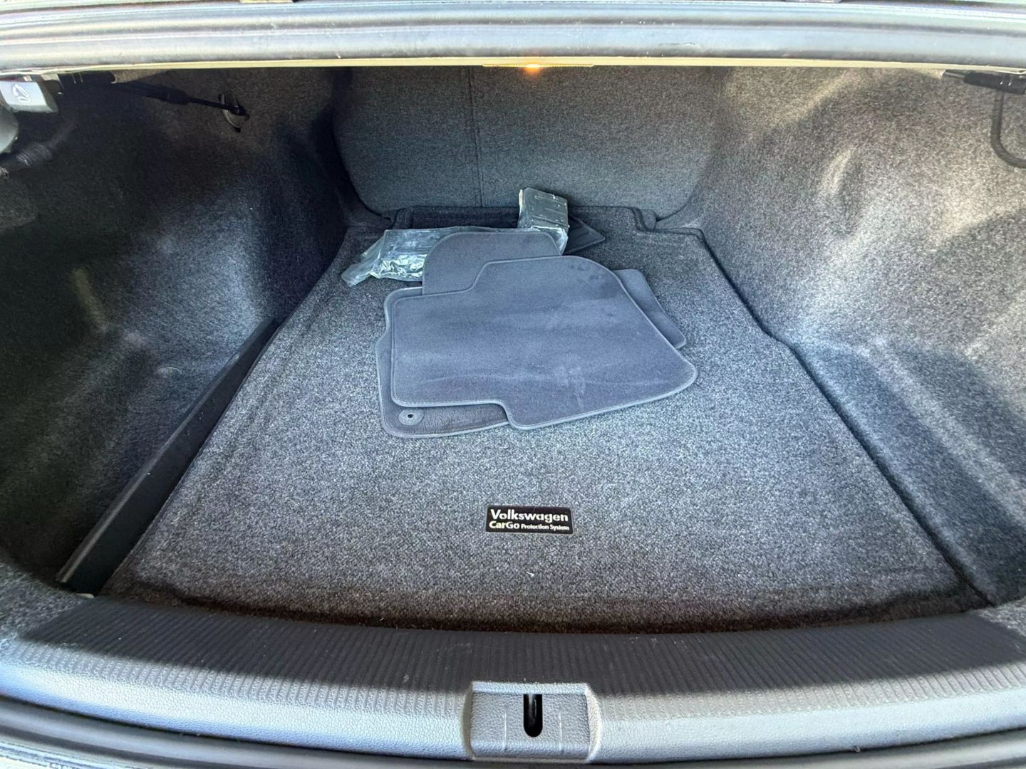 2018 Volkswagen Passat - Image 20