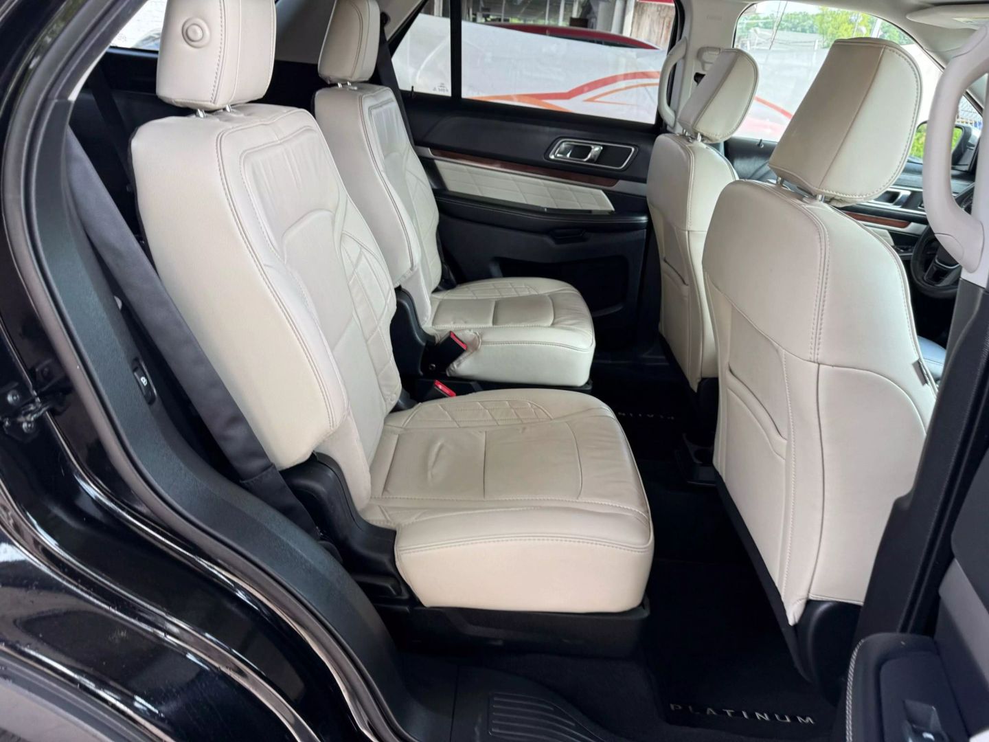 2018 Ford Explorer - Image 25