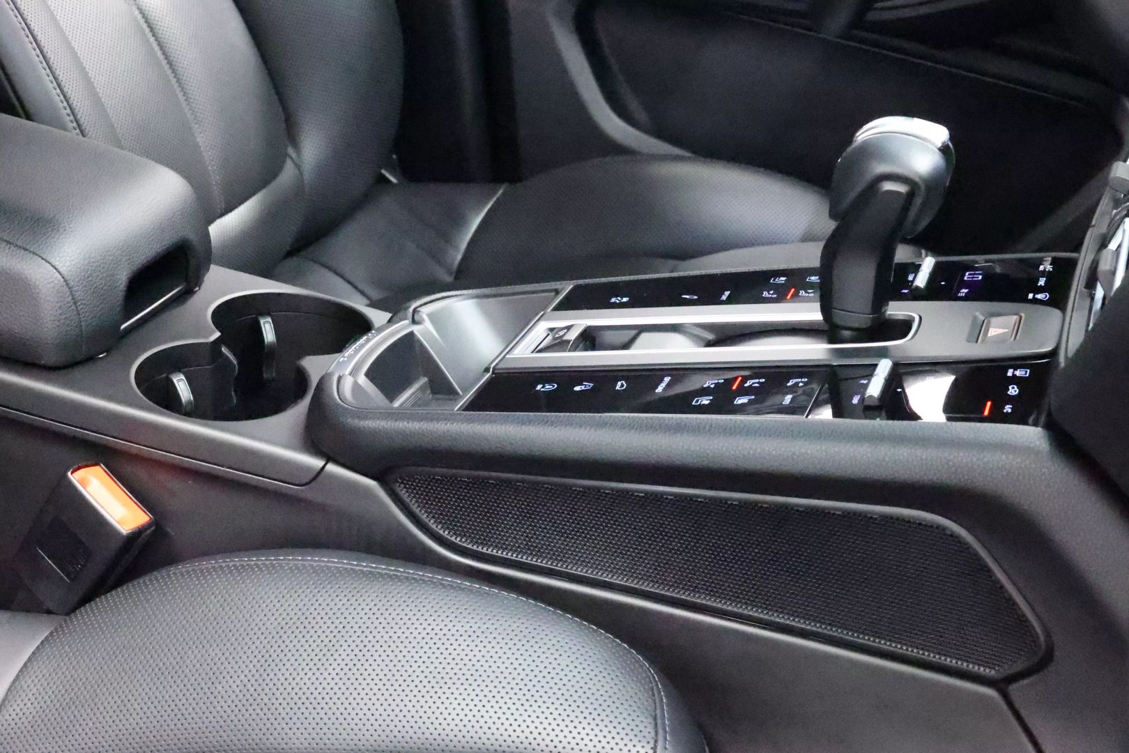 2022 Porsche Macan - Image 89