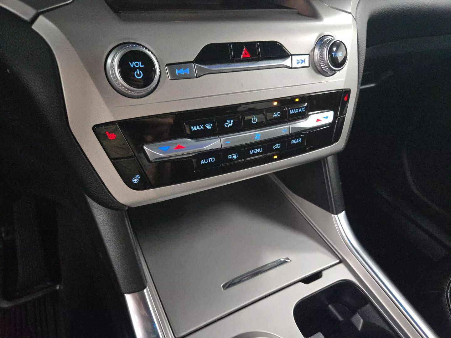 2022 Ford Explorer - Image 24