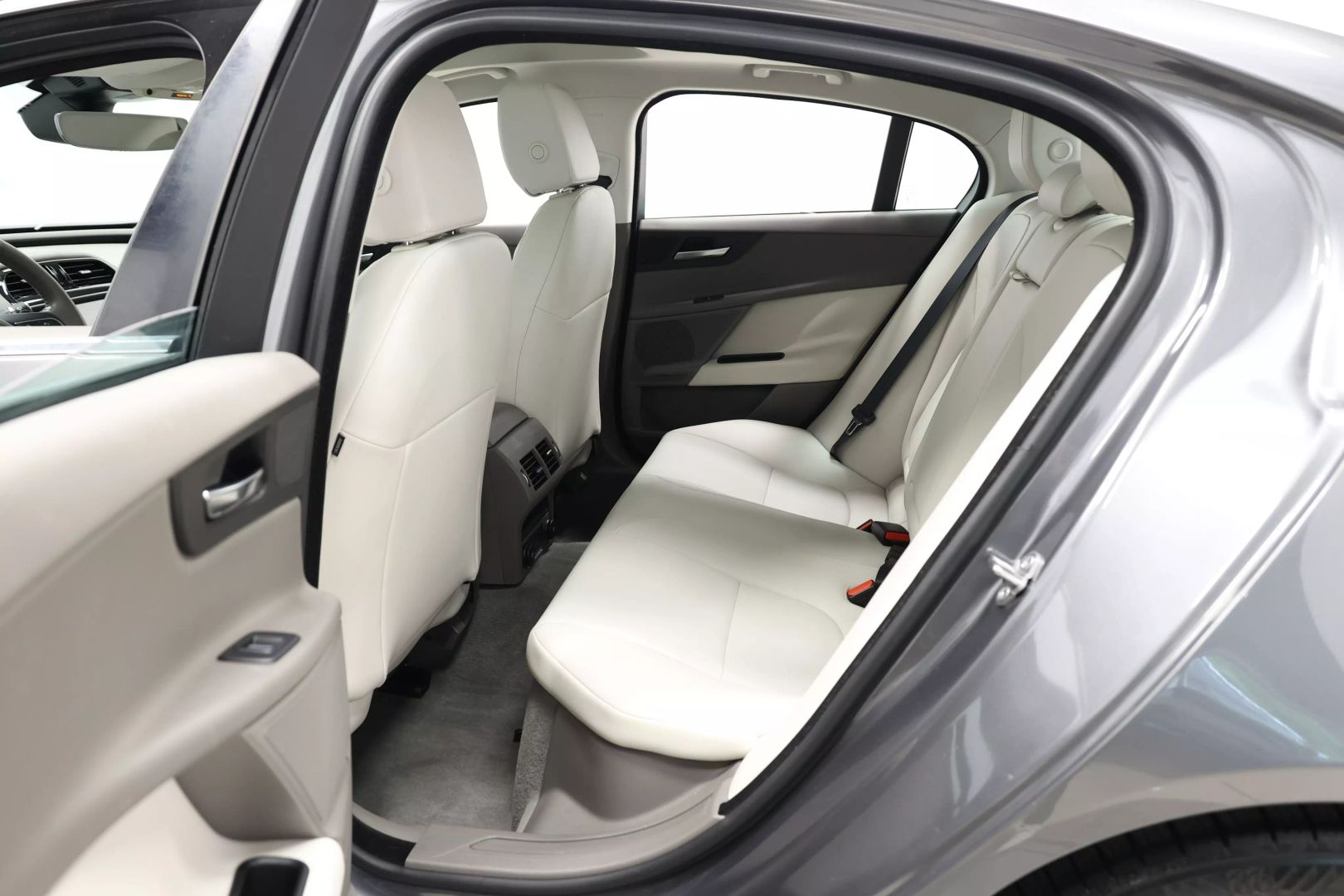 2019 Jaguar Xe - Image 51