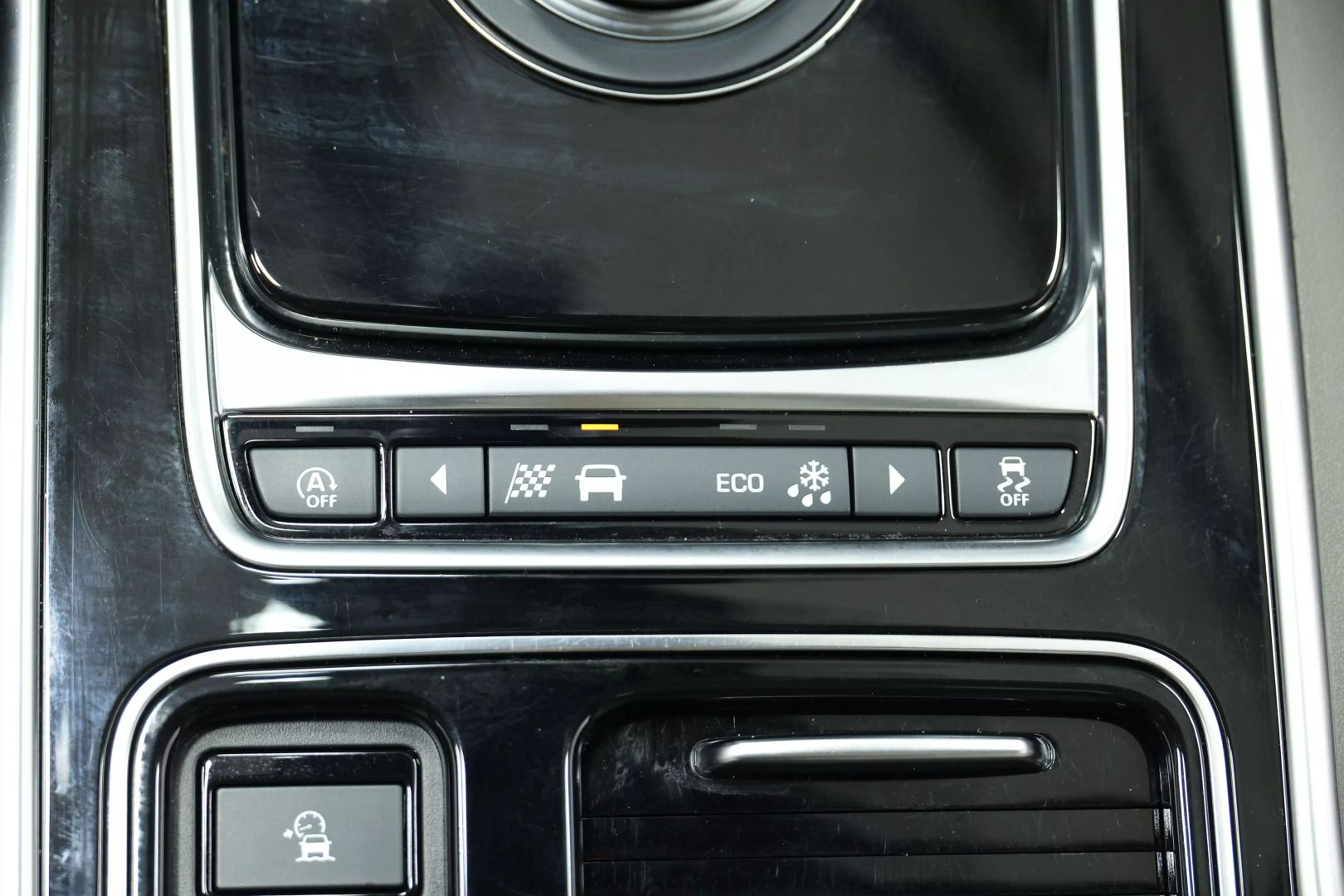 2019 Jaguar Xe - Image 39