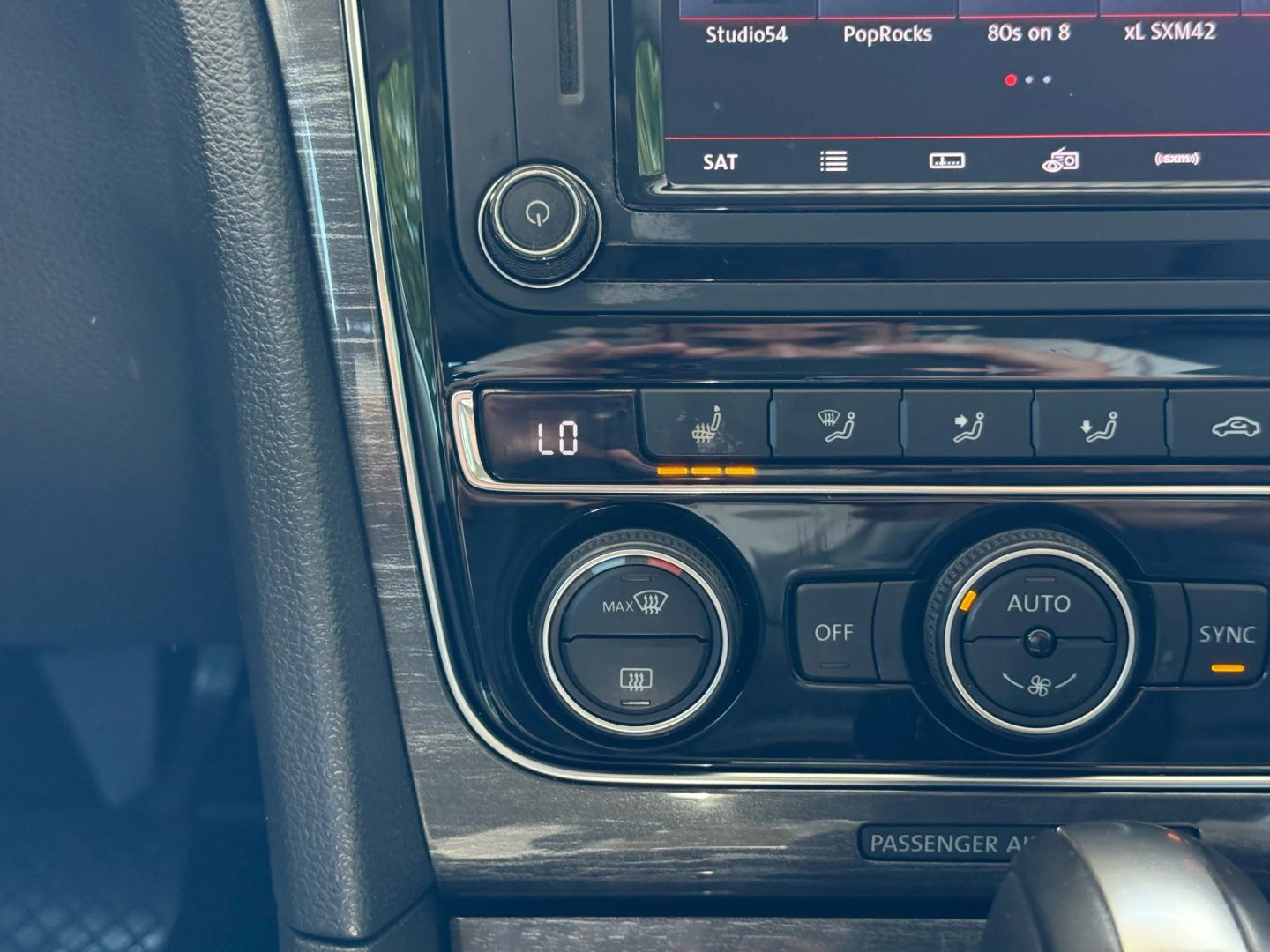 2018 Volkswagen Passat - Image 29