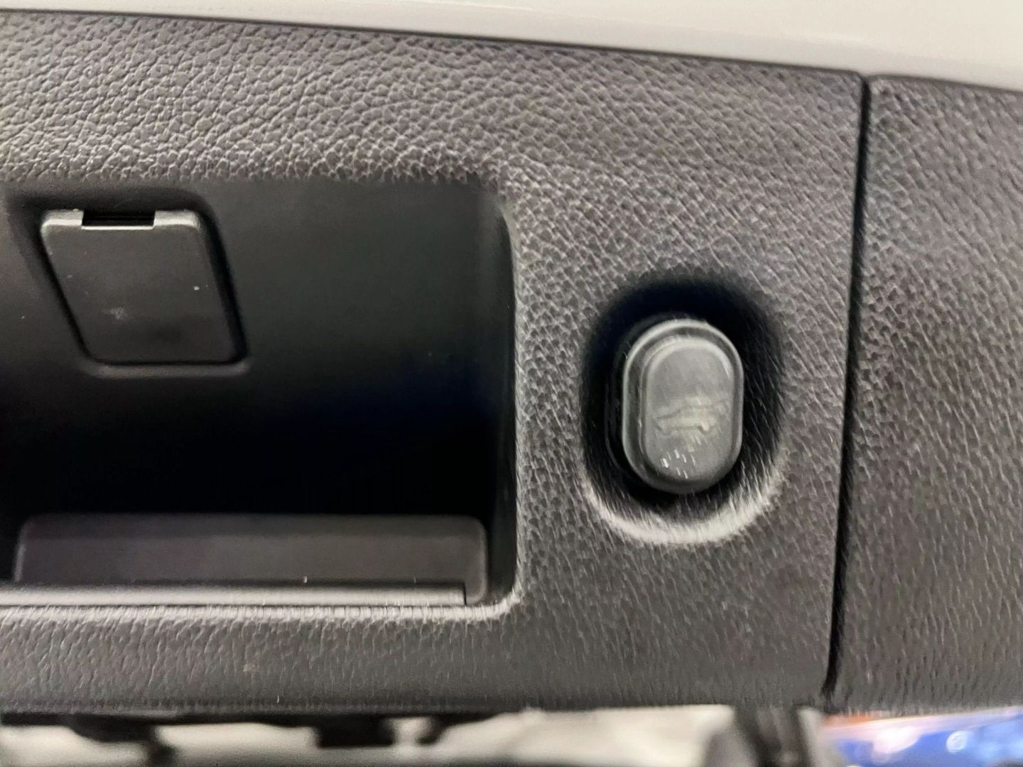 2019 Cadillac Escalade Luxury Sport Utility 4d - Image 32