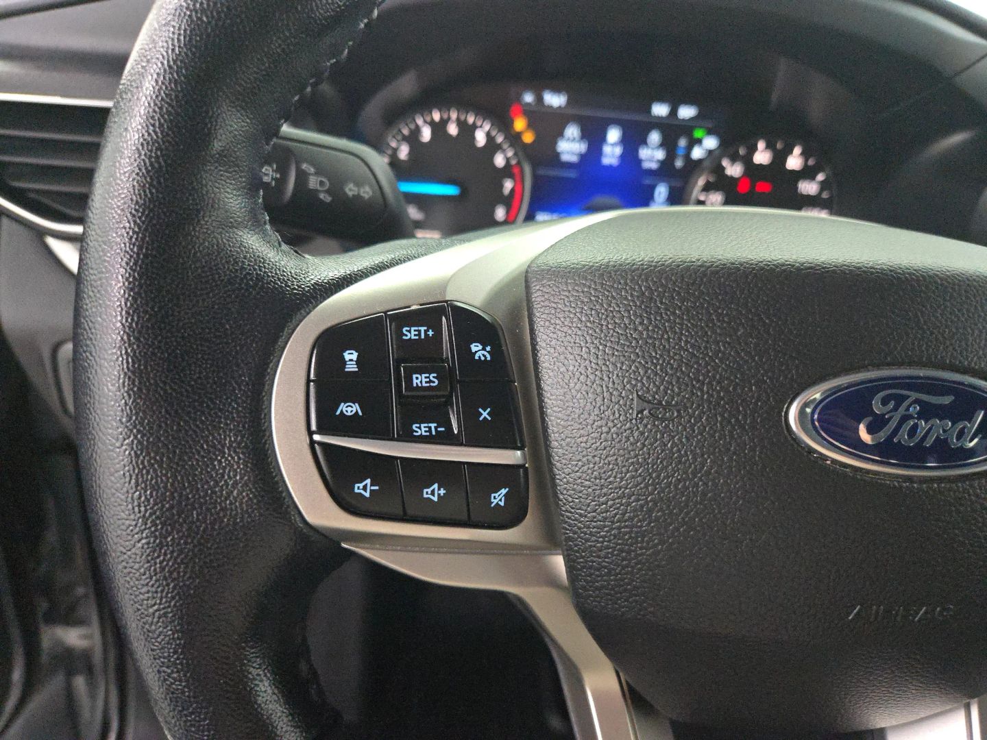 2022 Ford Explorer - Image 27