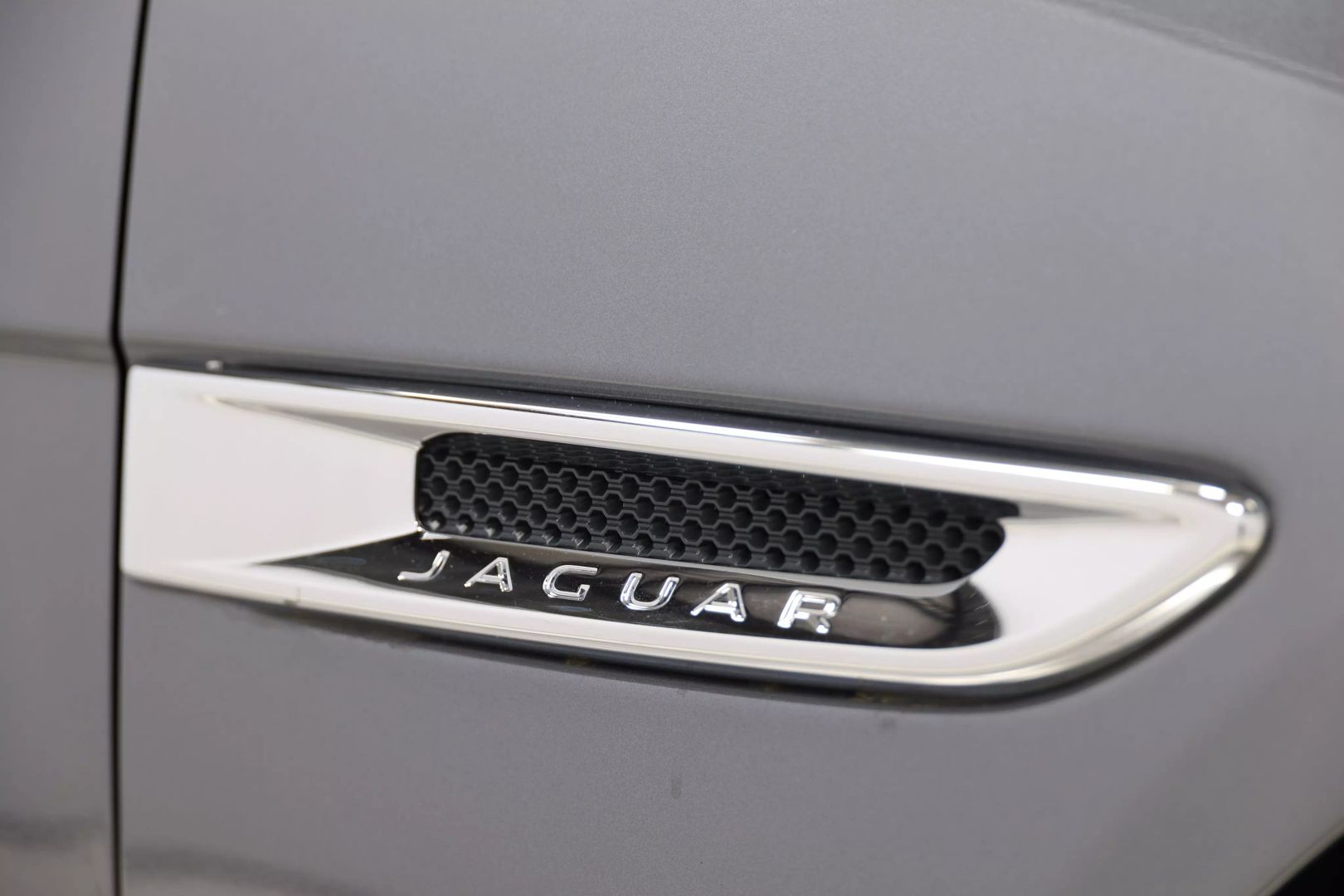 2019 Jaguar Xe - Image 100