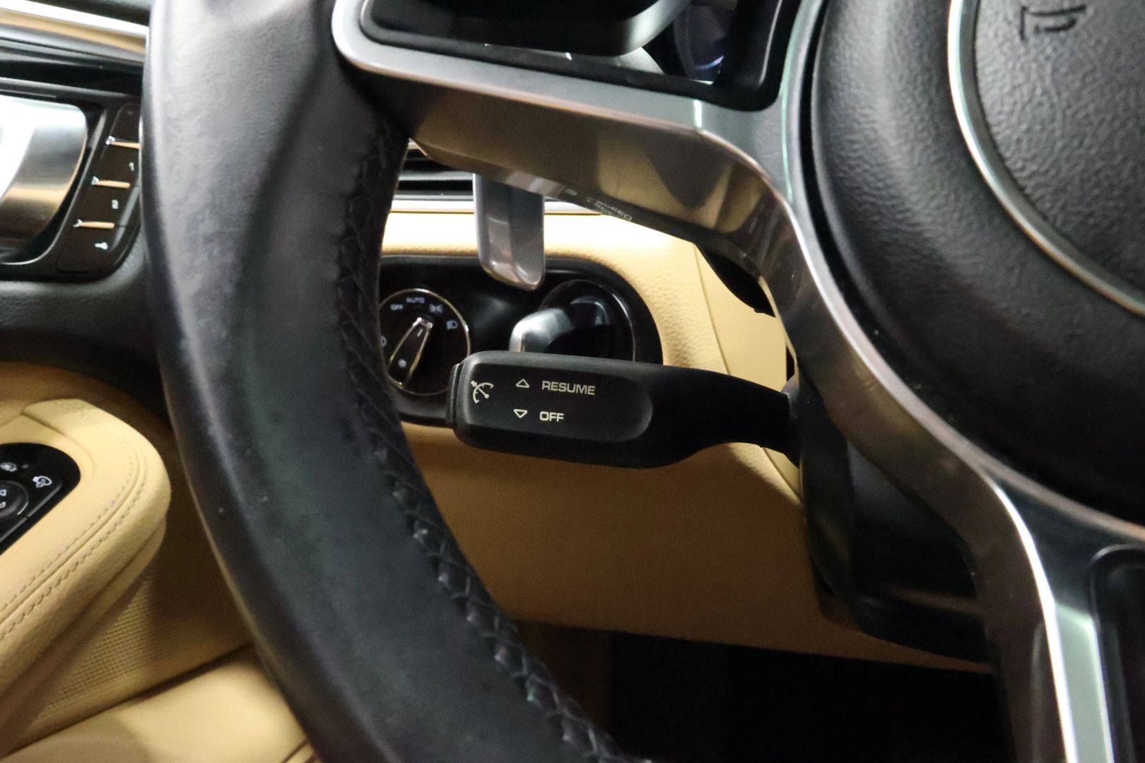 2017 Porsche Macan - Image 25
