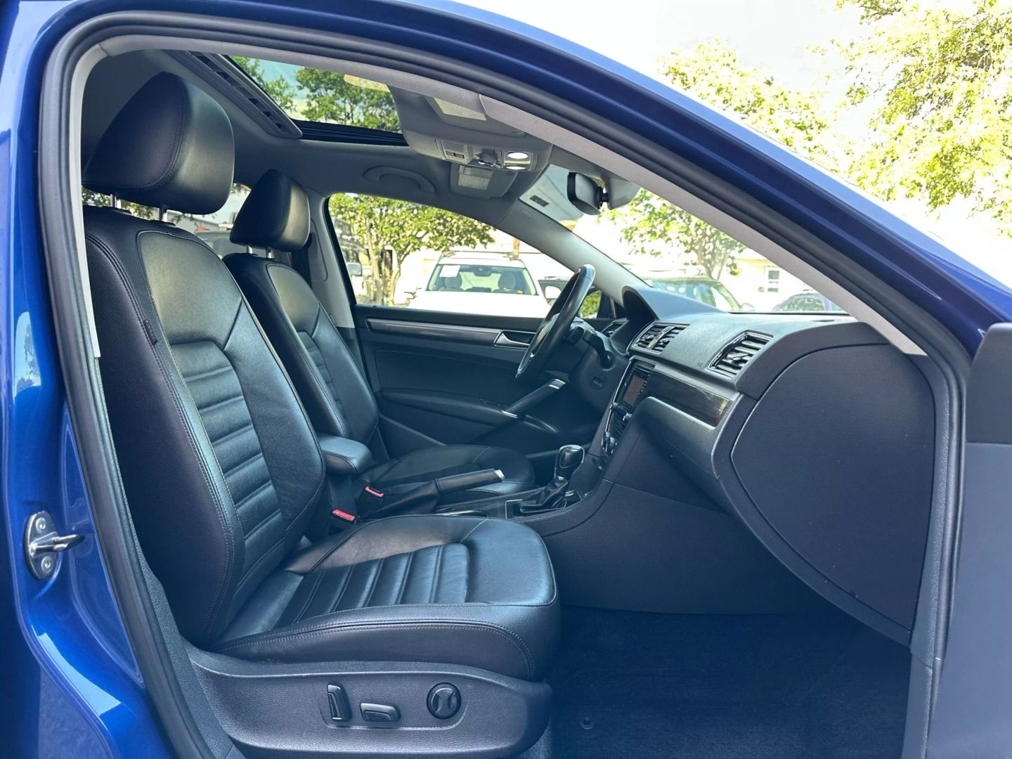 2017 Volkswagen Passat - Image 22