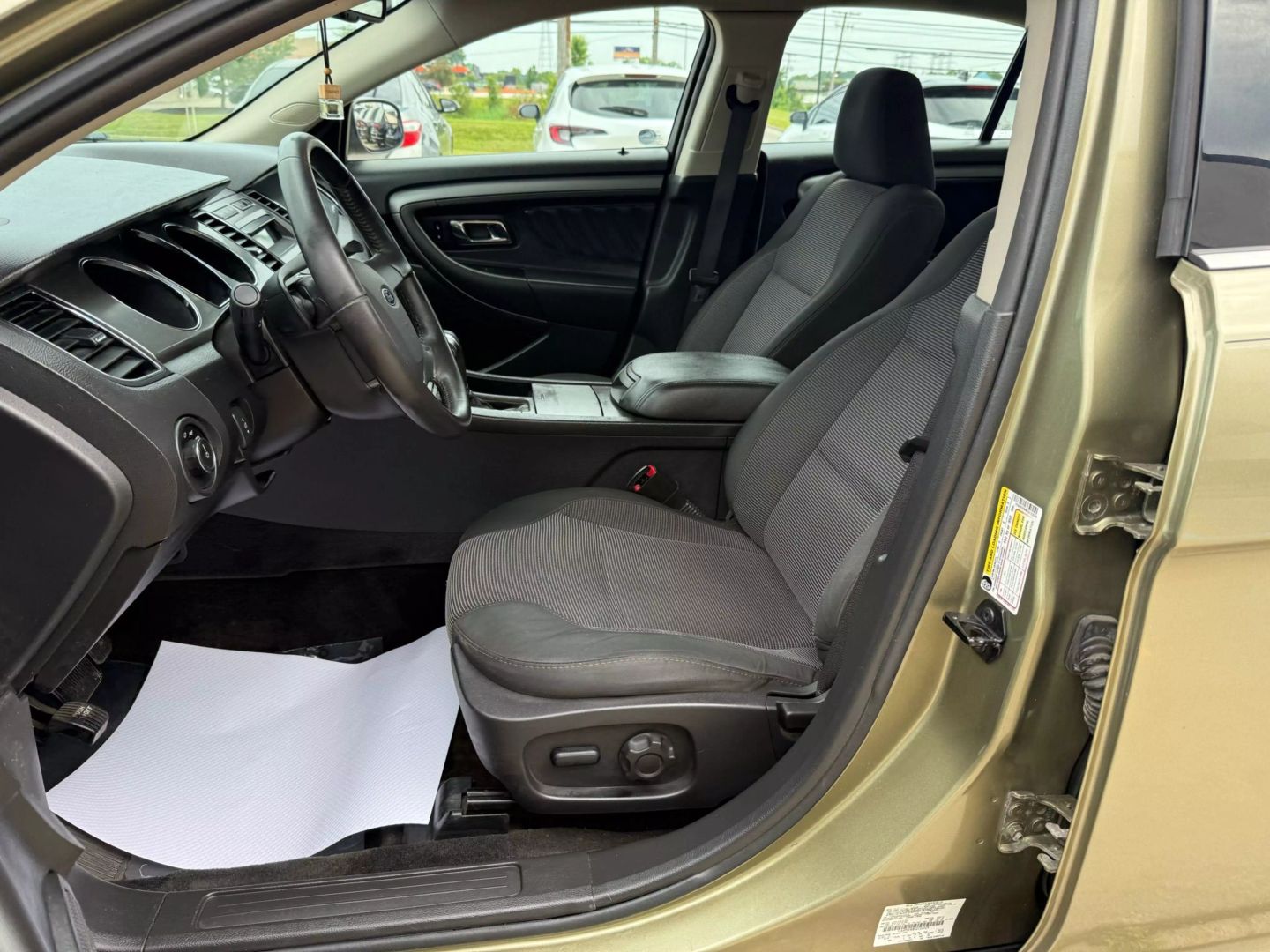 2012 Ford Taurus - Image 18