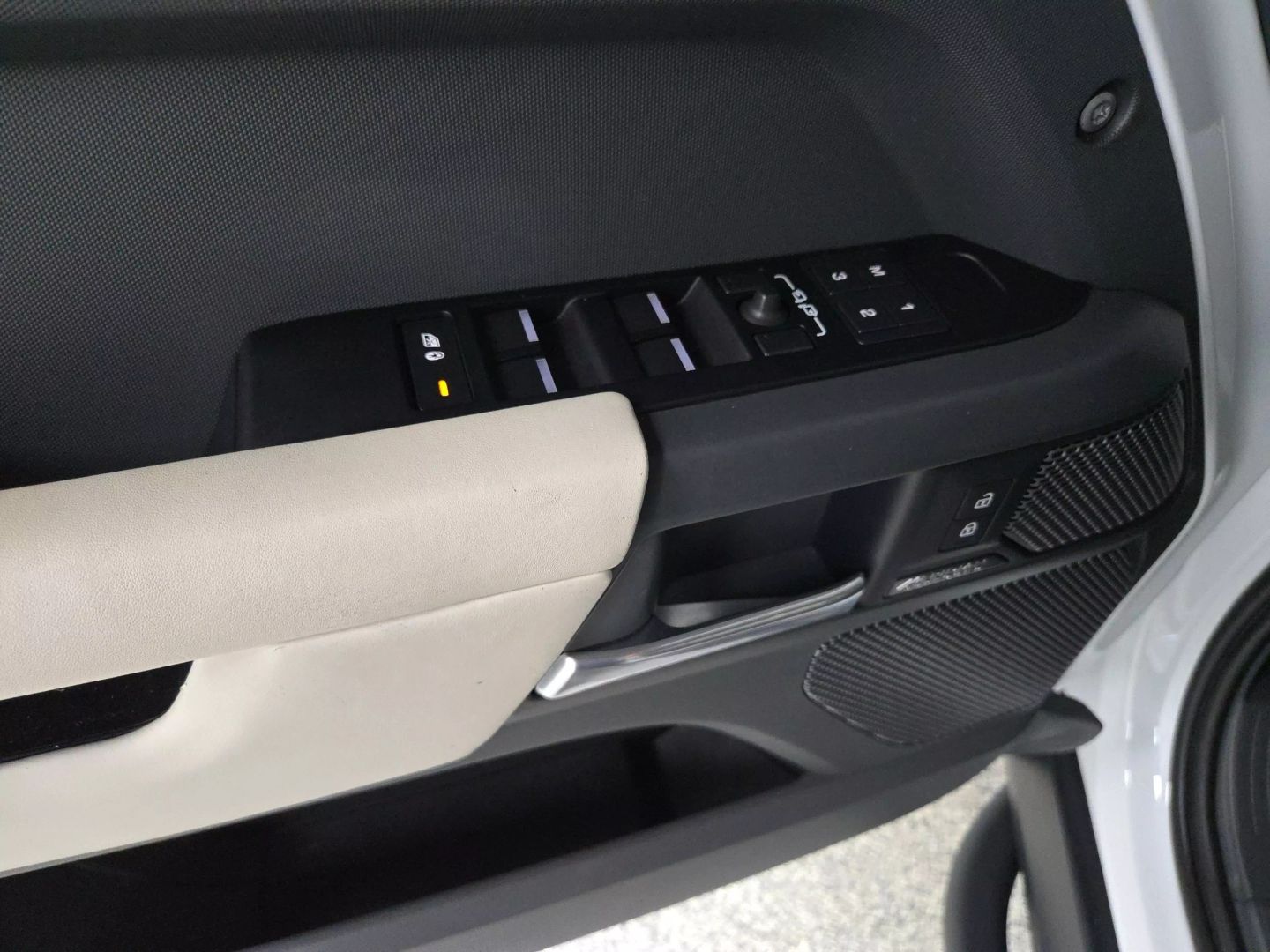 2023 Land Rover Defender 110 - Image 27