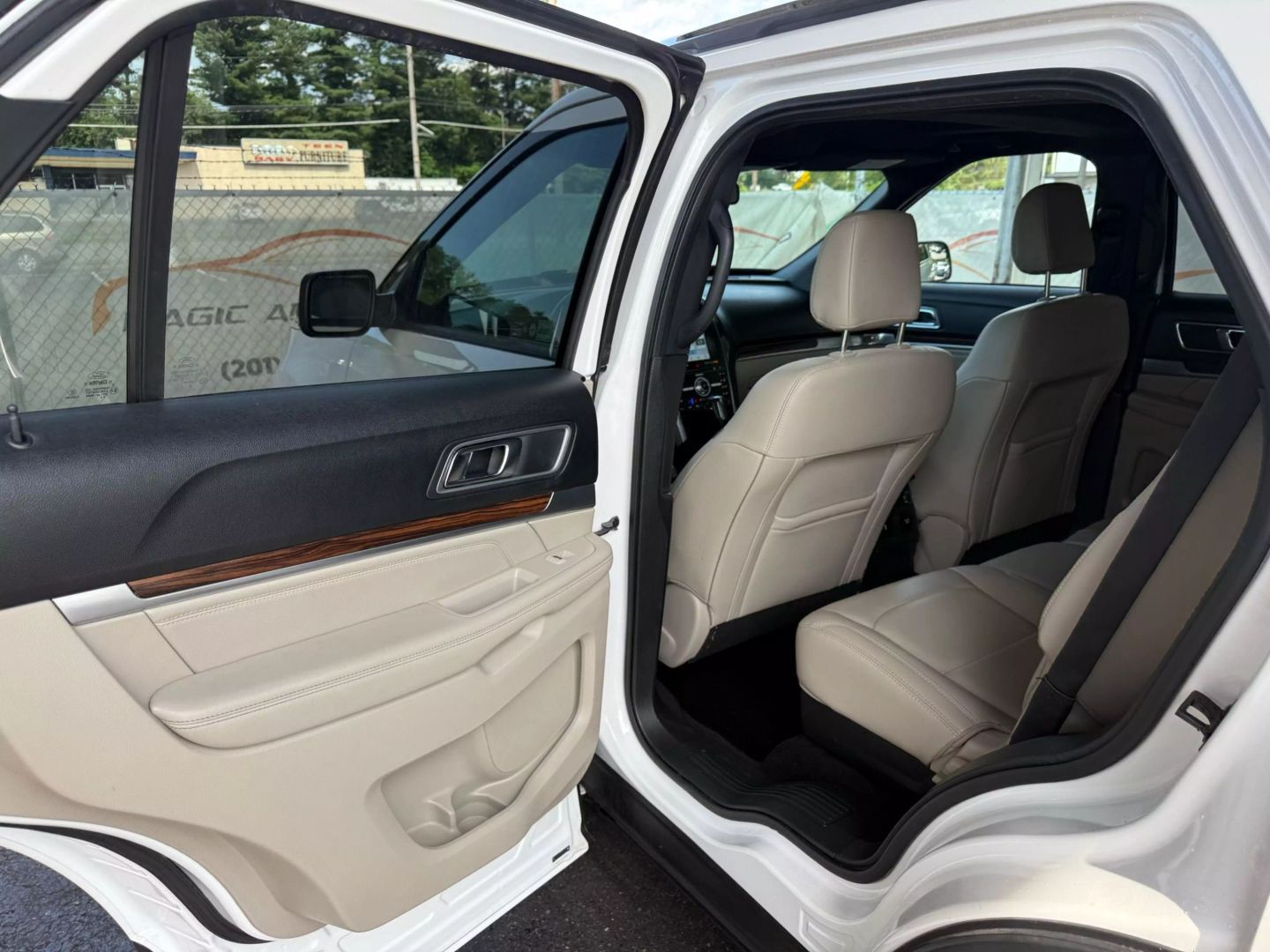 2018 Ford Explorer - Image 17