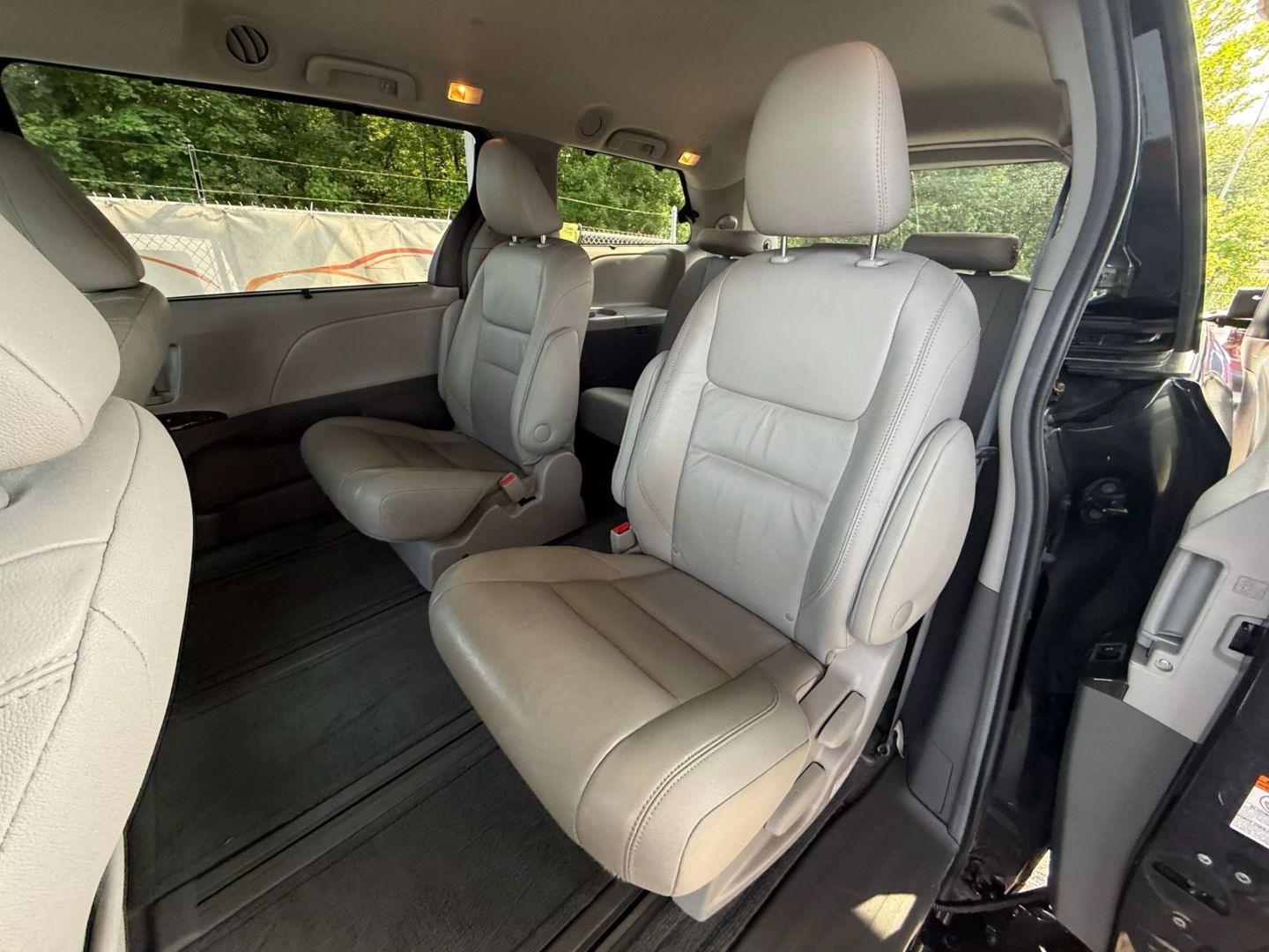 2017 Toyota Sienna - Image 18