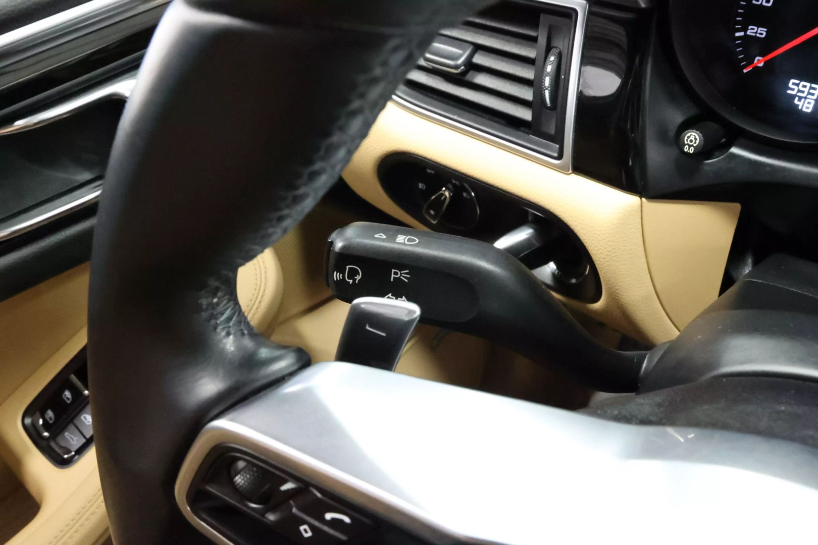 2017 Porsche Macan - Image 24