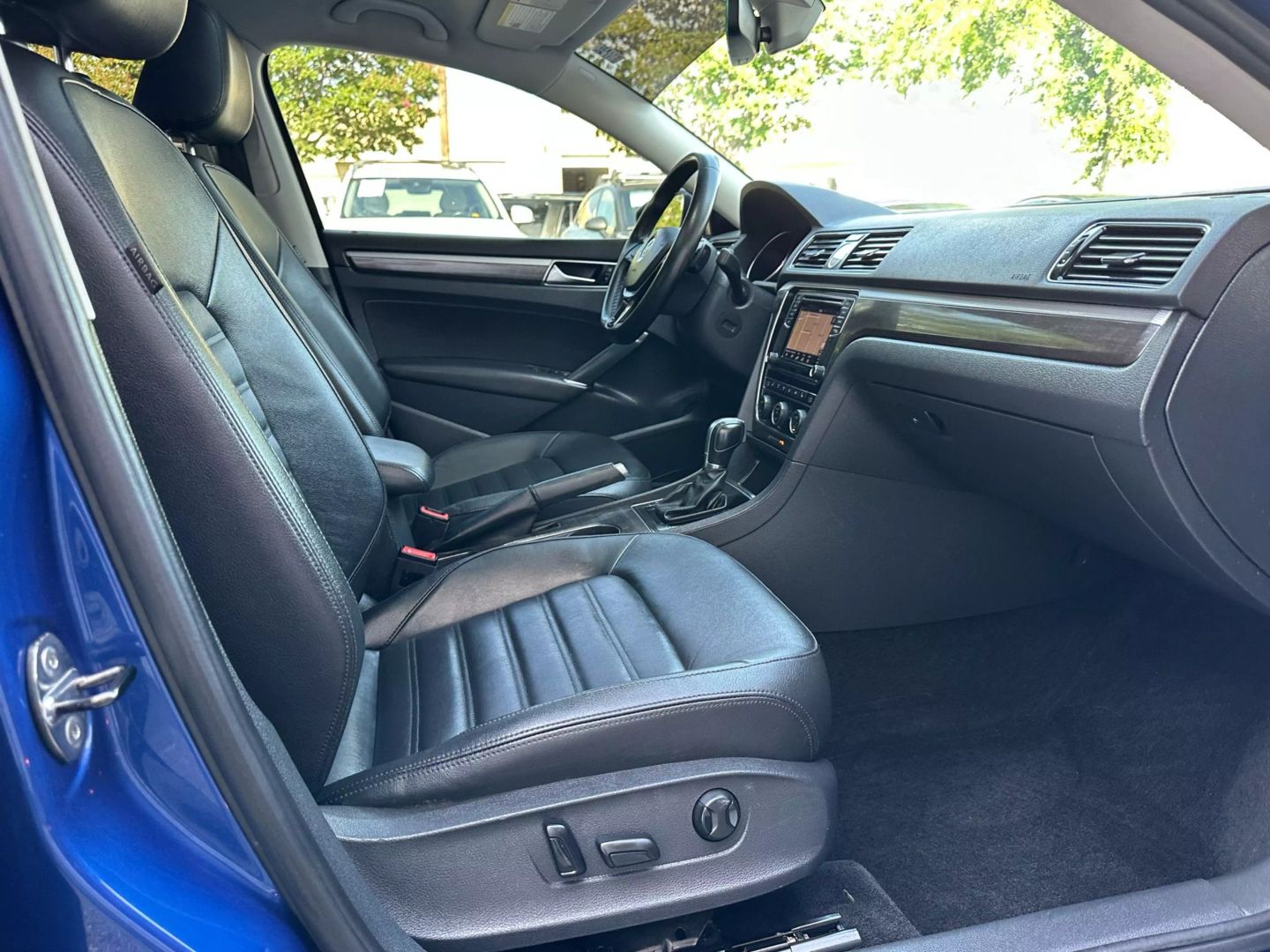 2017 Volkswagen Passat - Image 21
