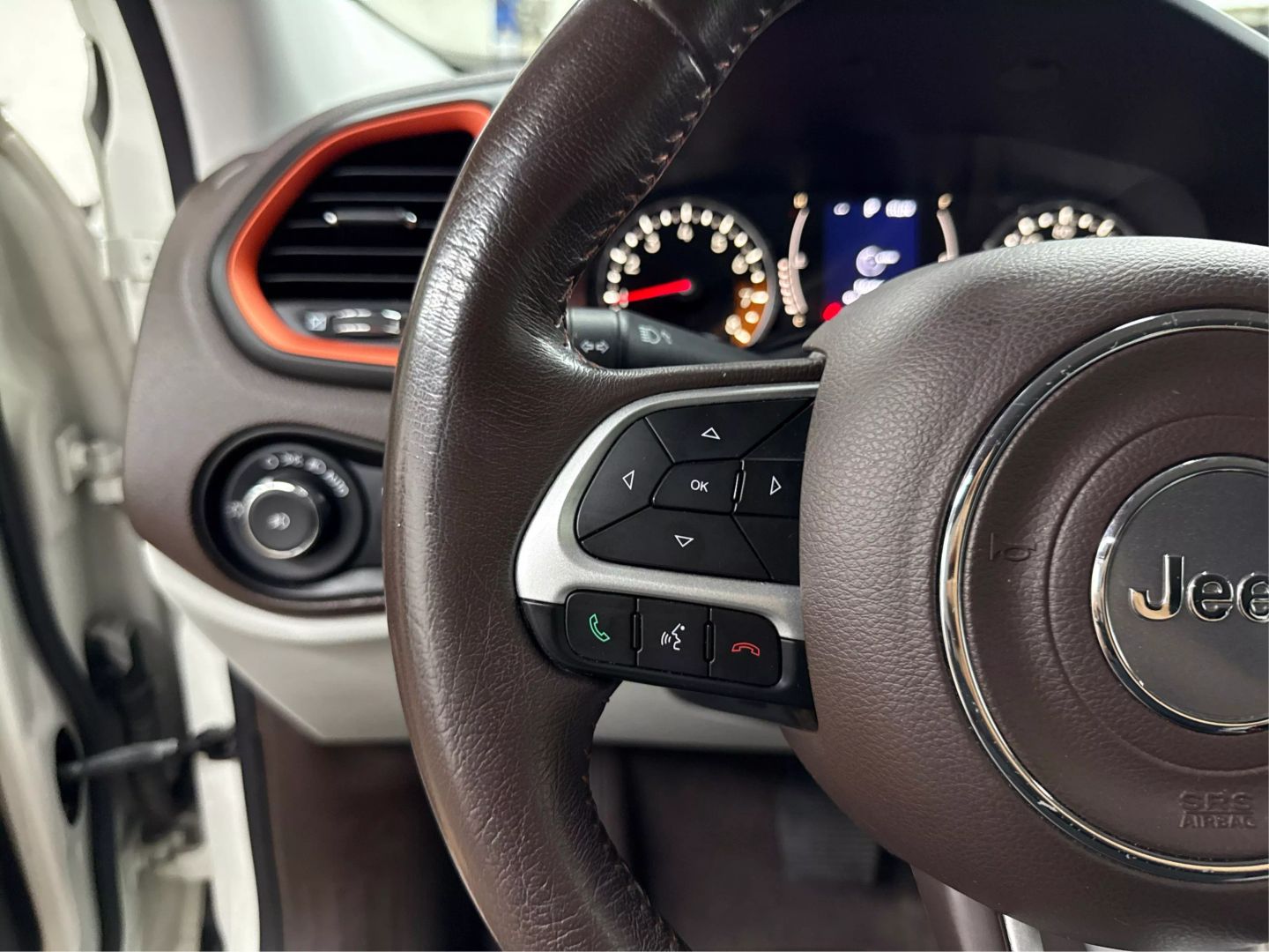 2015 Jeep Renegade - Image 23