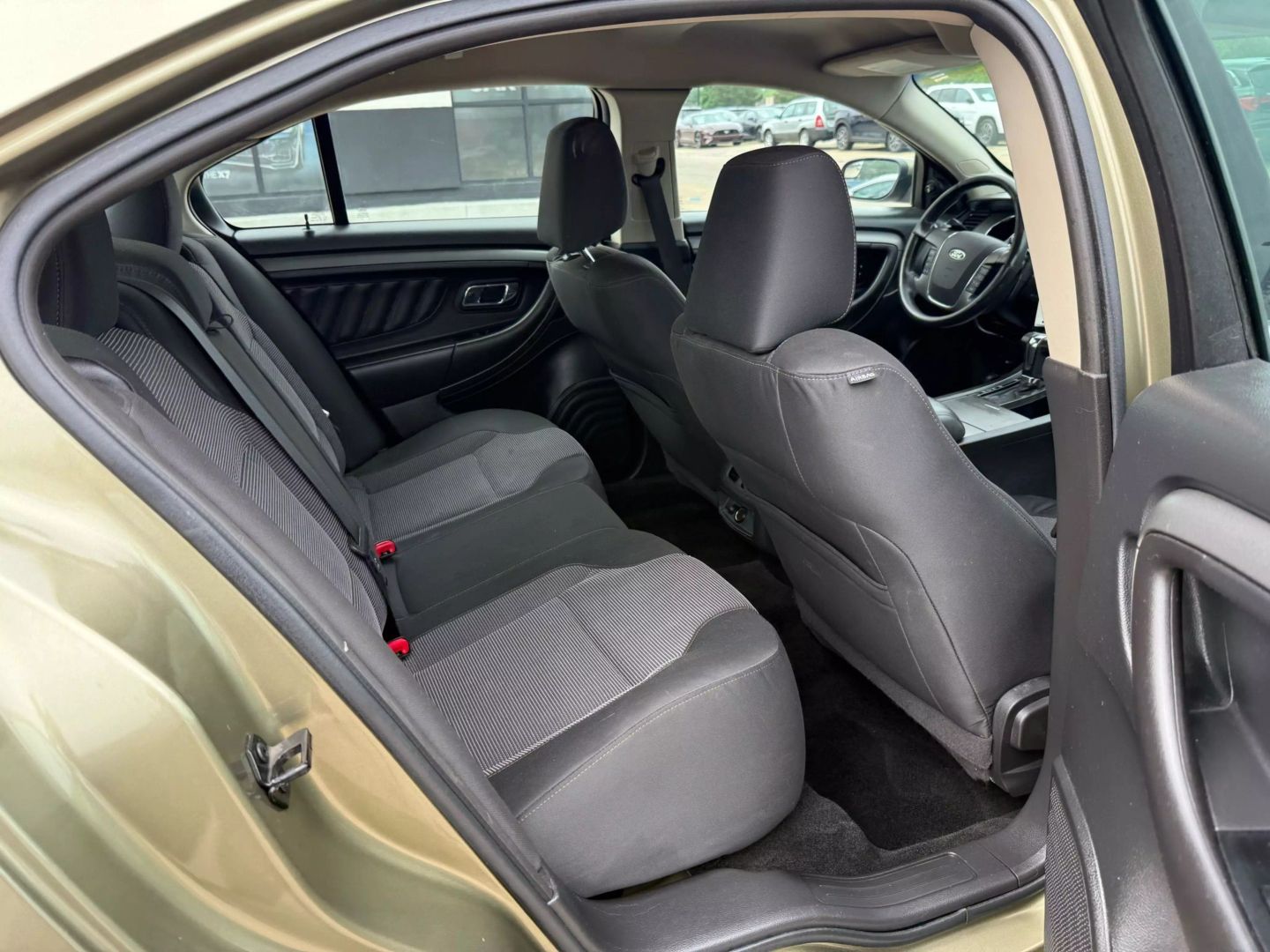 2012 Ford Taurus - Image 22