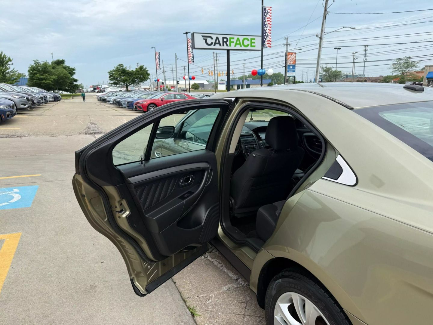 2012 Ford Taurus - Image 19