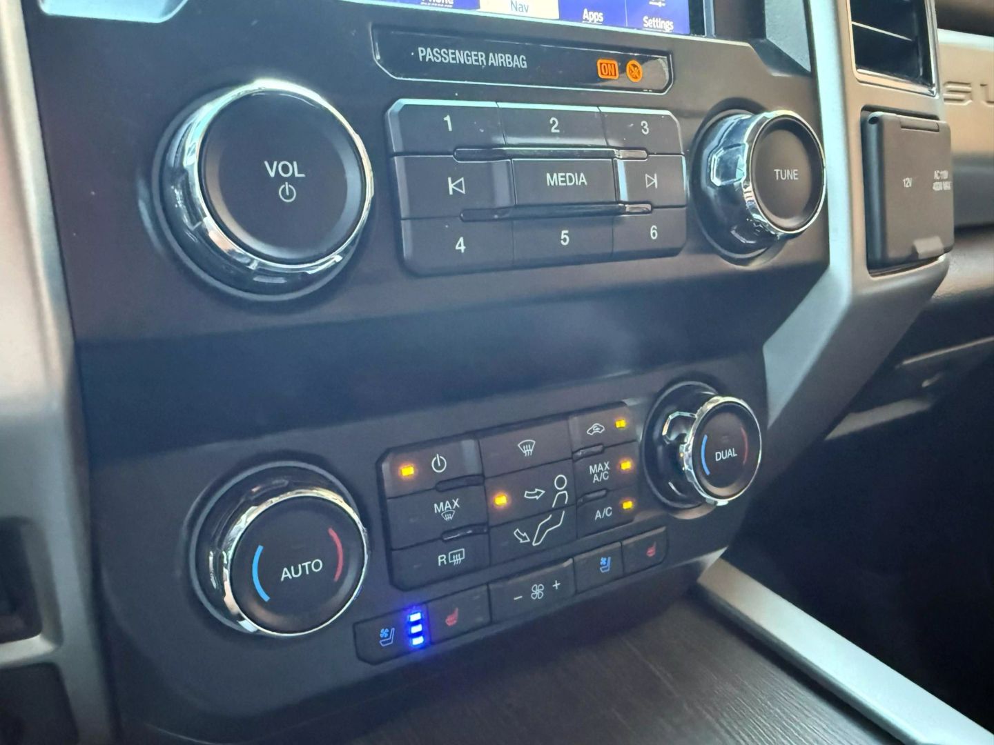 2020 Ford F250 Super Duty Crew Cab - Image 31