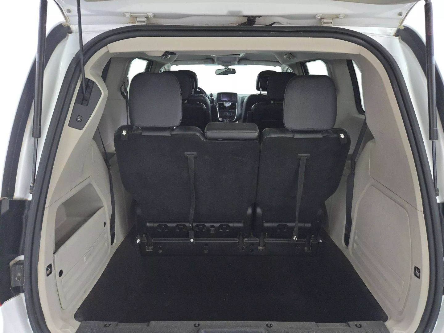 2015 Chrysler Town & Country - Image 11