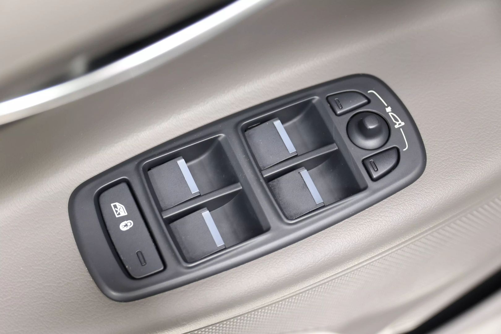 2019 Jaguar Xe - Image 14