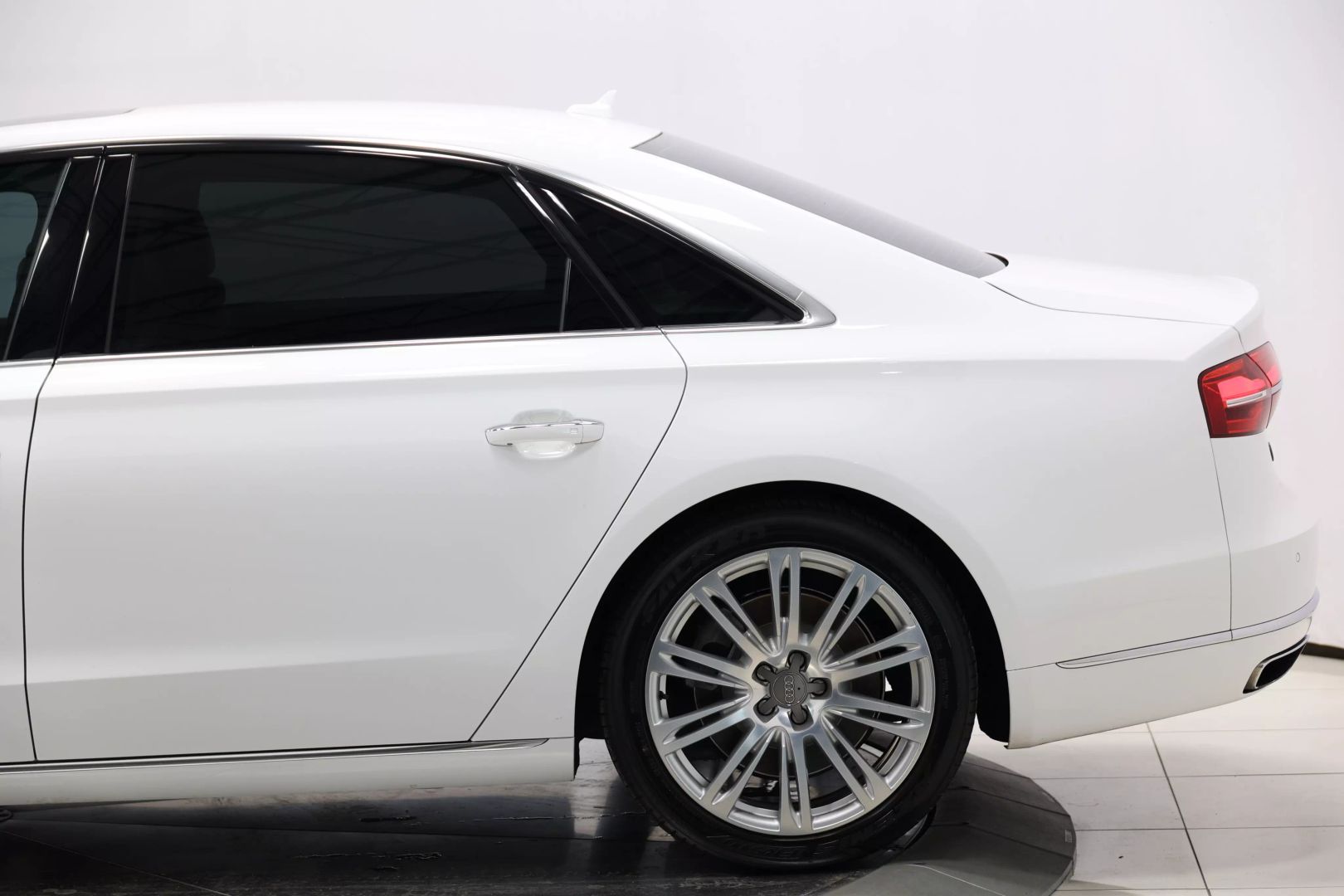2015 Audi A8 - Image 8