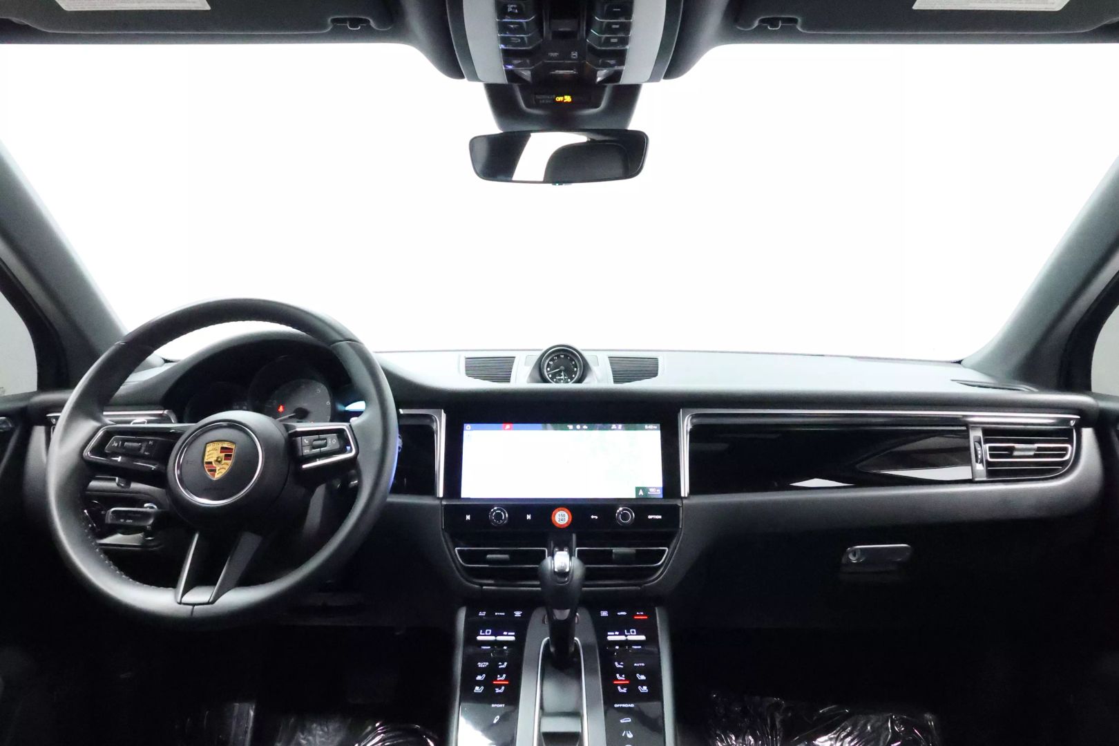 2022 Porsche Macan - Image 40