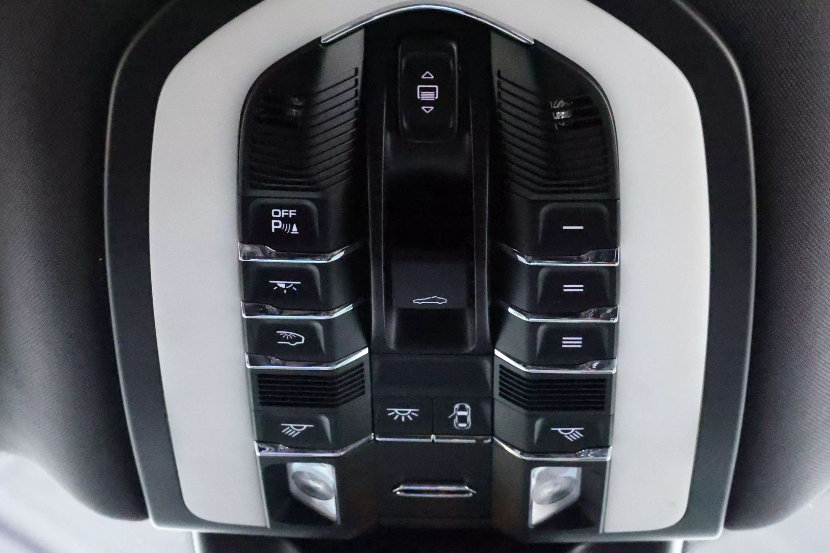 2022 Porsche Macan - Image 42