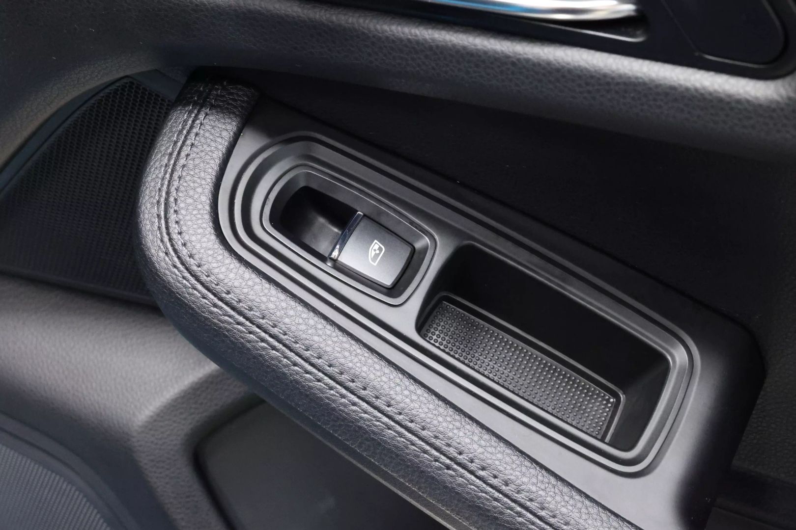 2022 Porsche Macan - Image 78