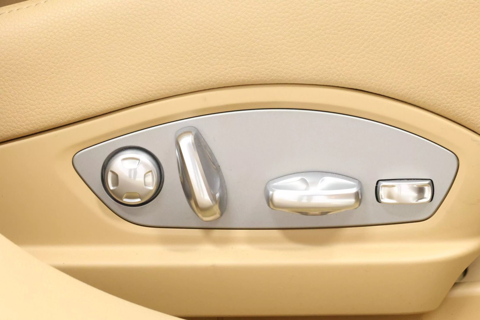 2014 Porsche Panamera - Image 102