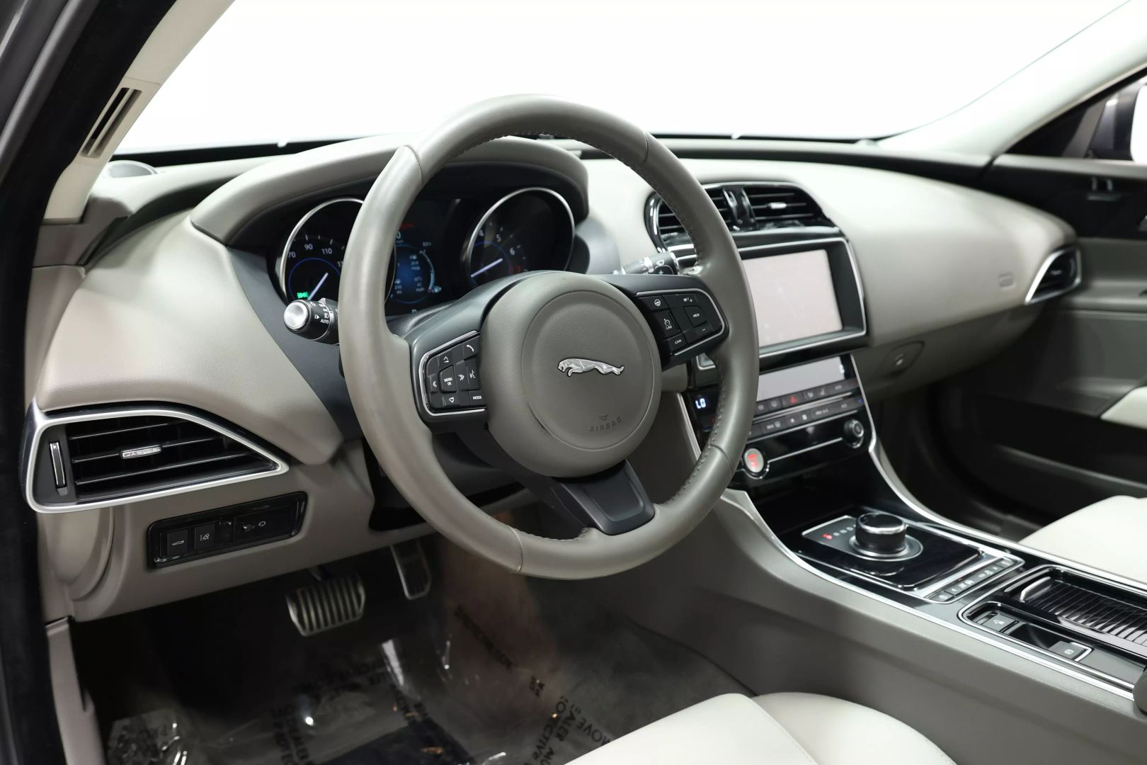 2019 Jaguar Xe - Image 2