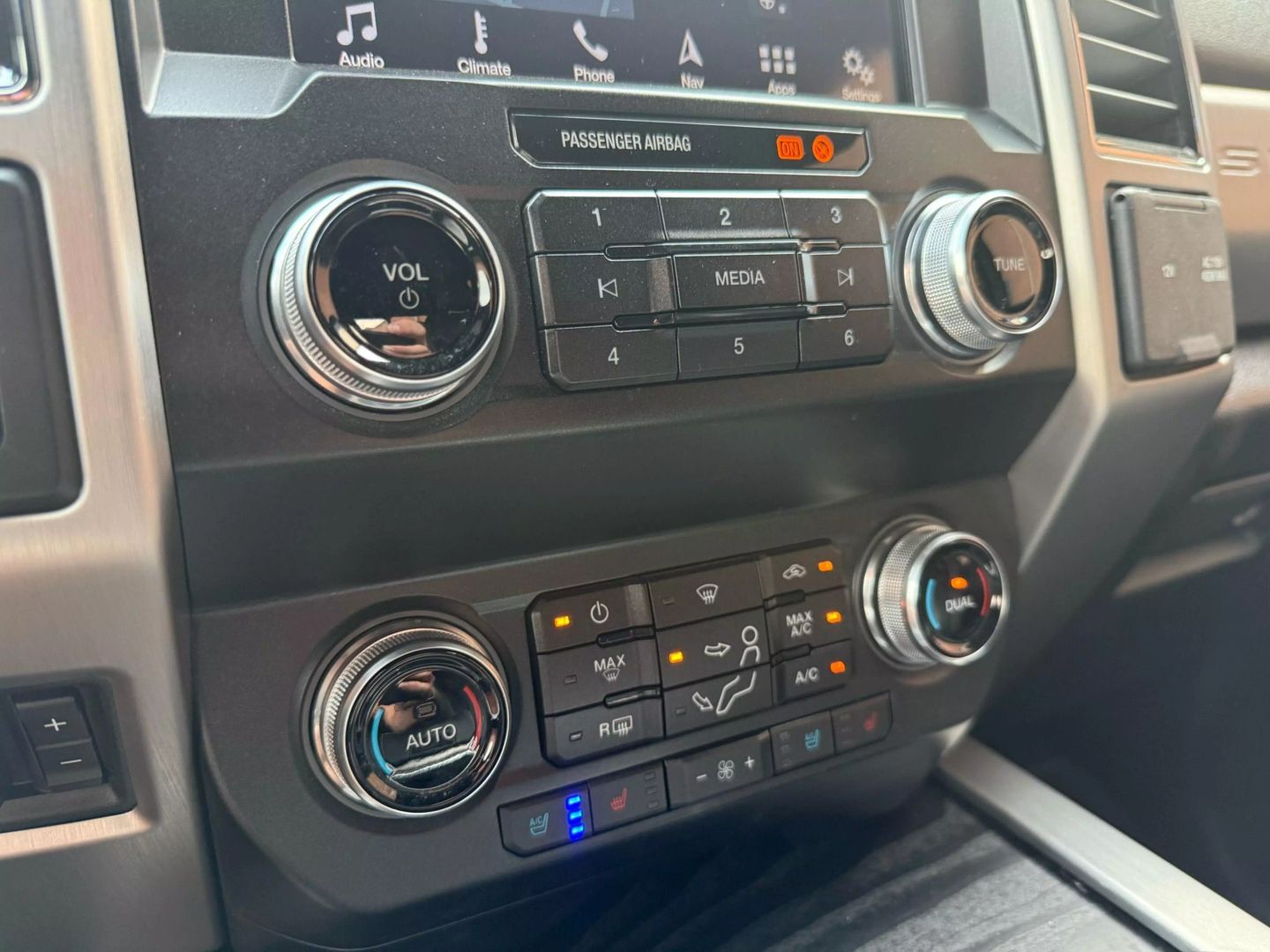 2019 Ford F350 Super Duty Crew Cab - Image 32