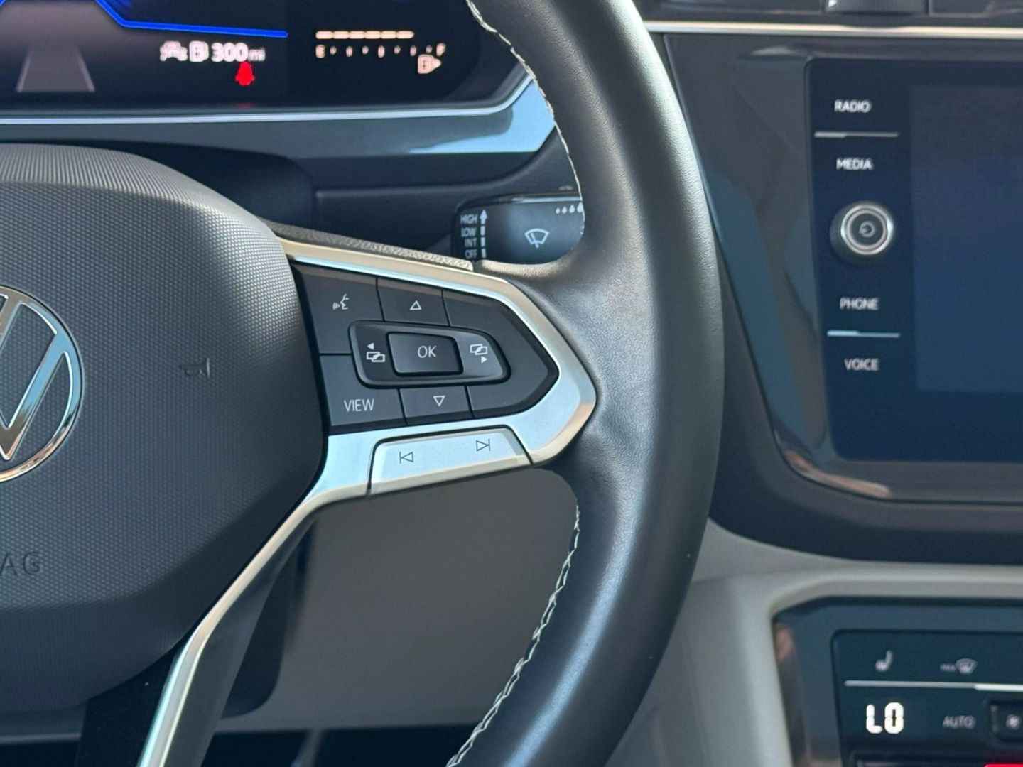 2022 Volkswagen Tiguan - Image 35