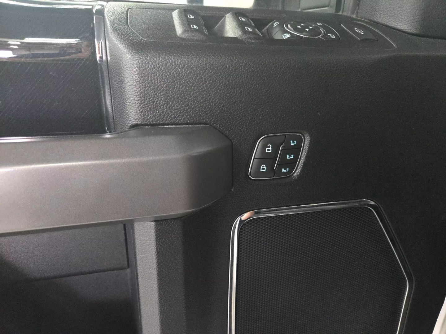 2021 Ford F450 Super Duty Crew Cab - Image 29