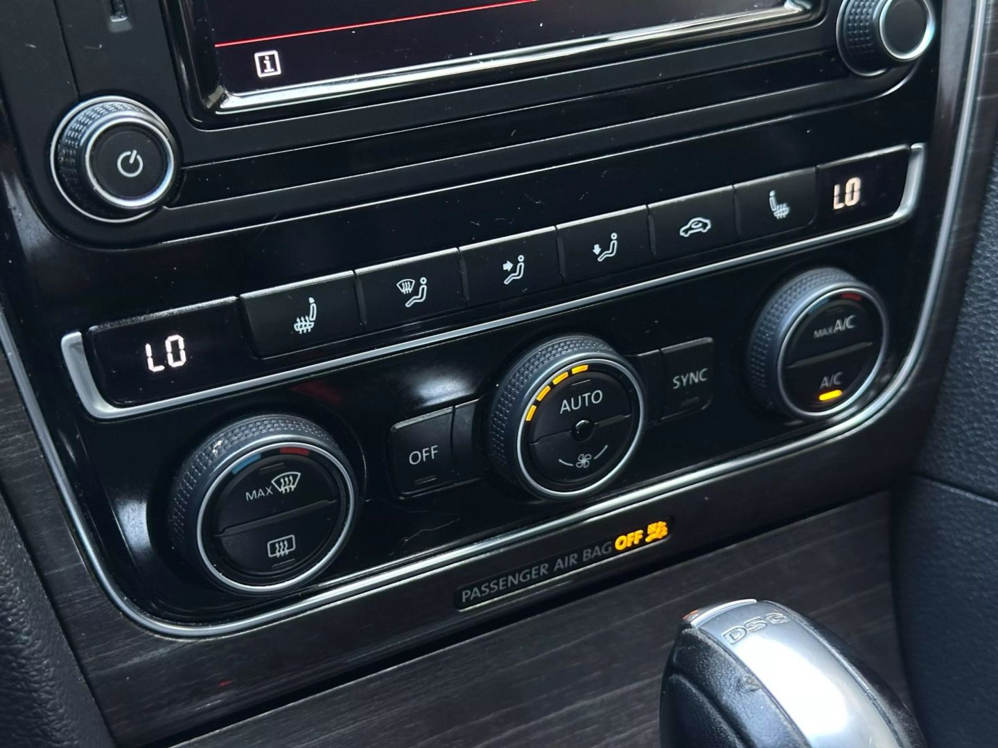 2017 Volkswagen Passat - Image 35