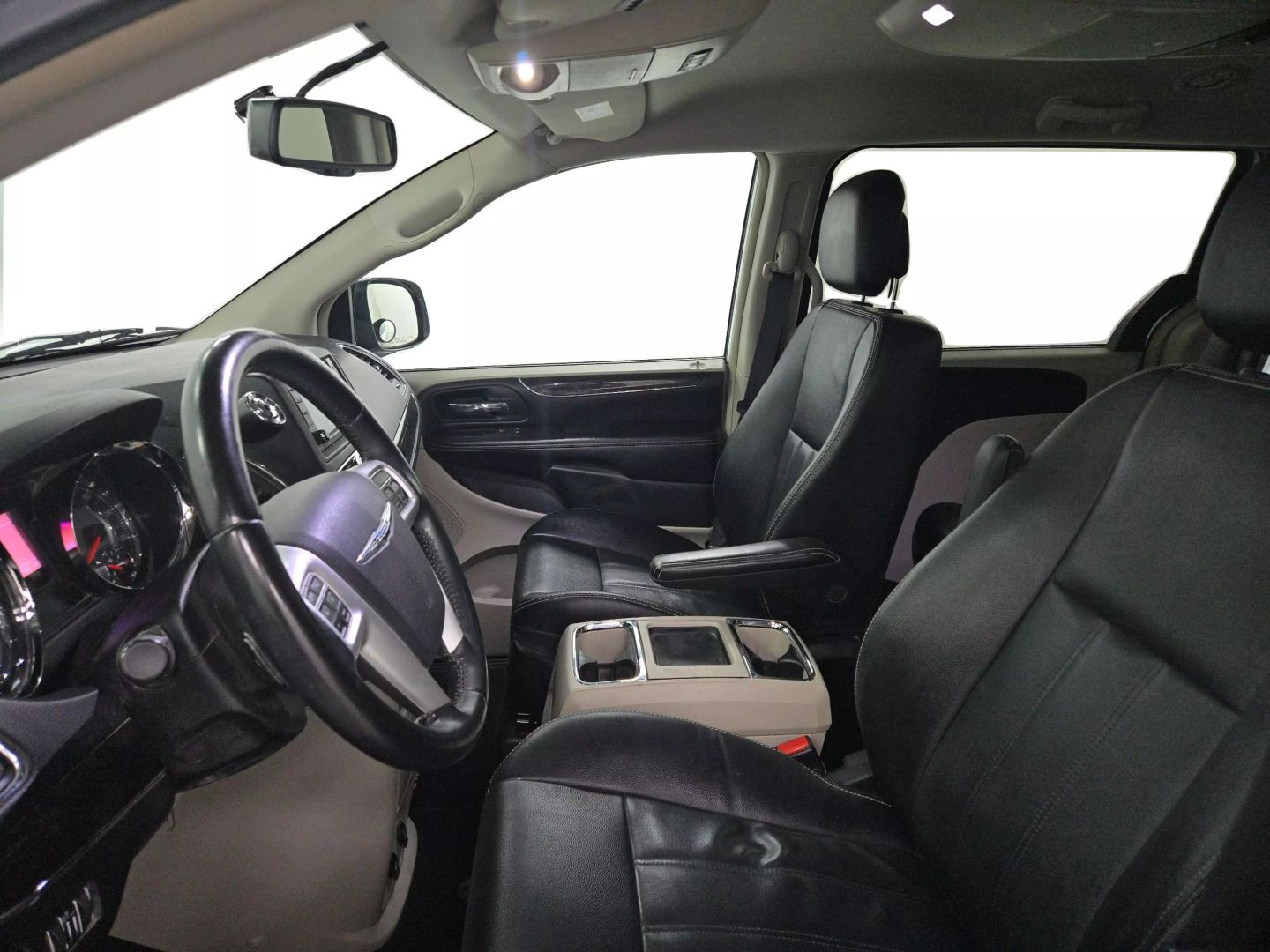 2015 Chrysler Town & Country - Image 9