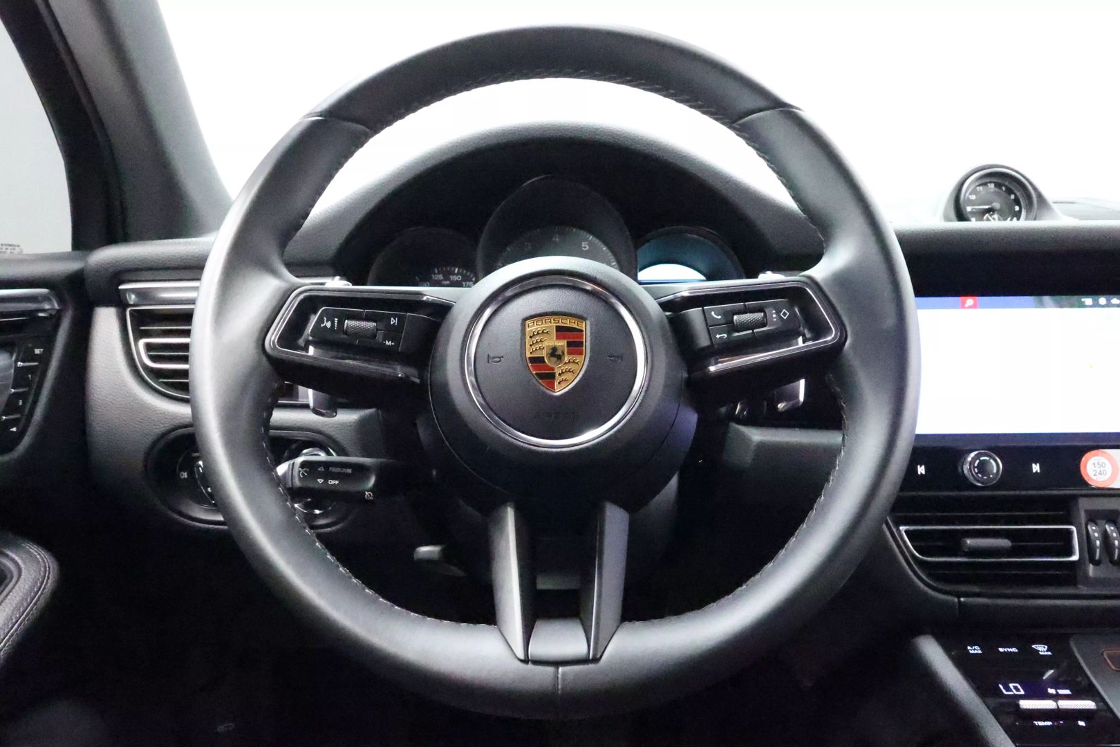 2022 Porsche Macan - Image 22