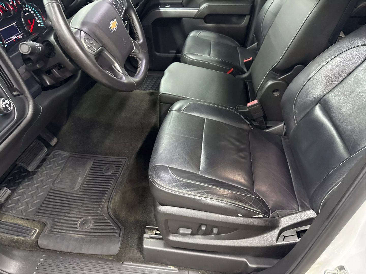 2017 Chevrolet Silverado 1500 Crew Cab - Image 32