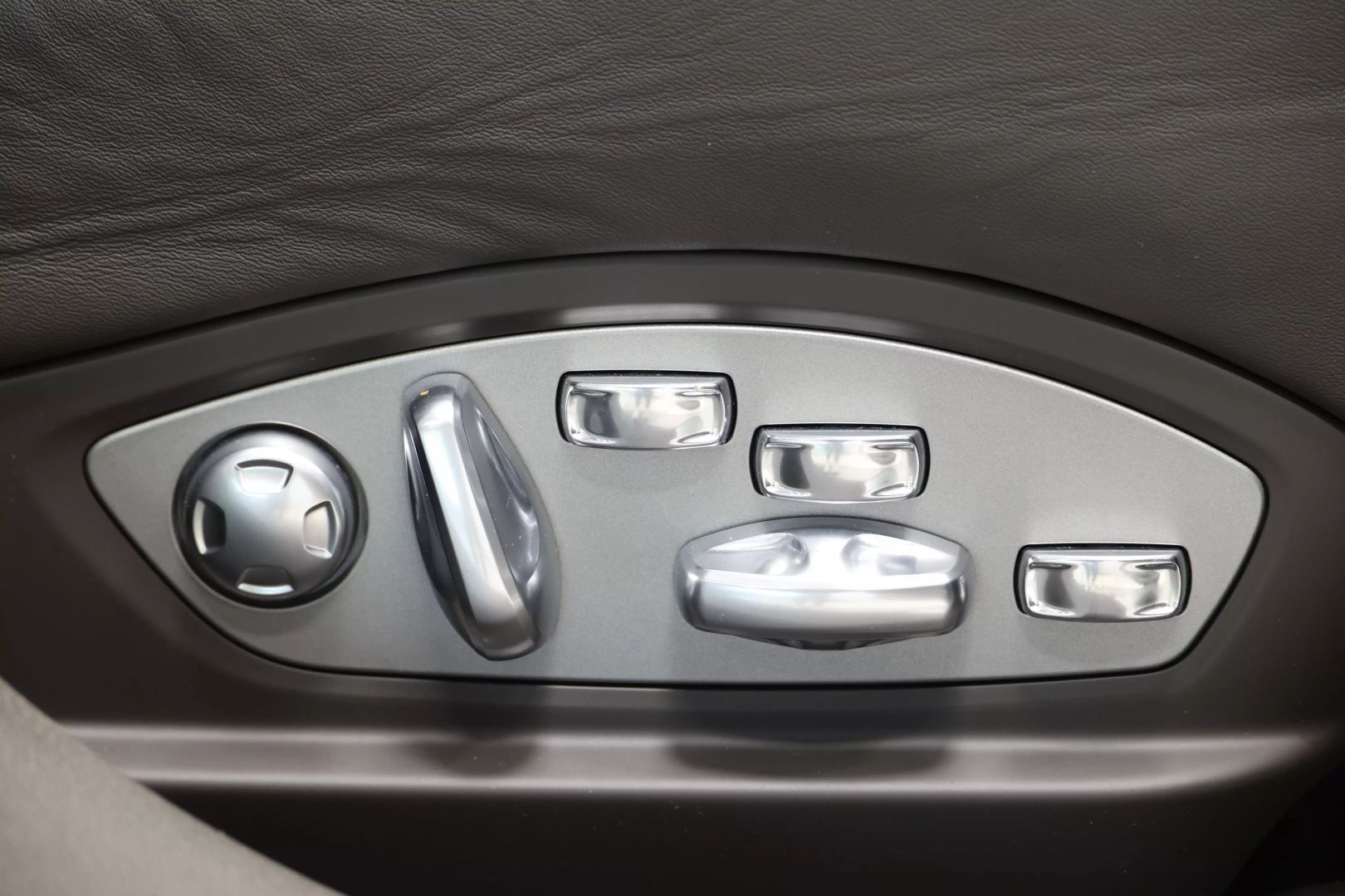 2014 Porsche Panamera - Image 105
