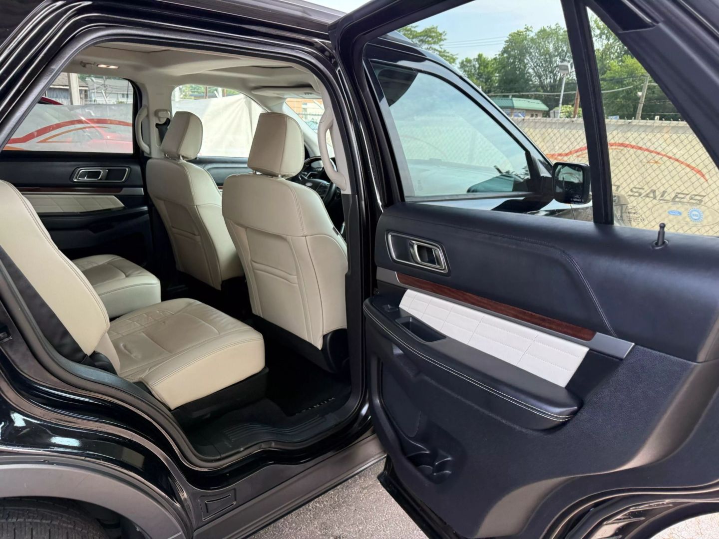2018 Ford Explorer - Image 24