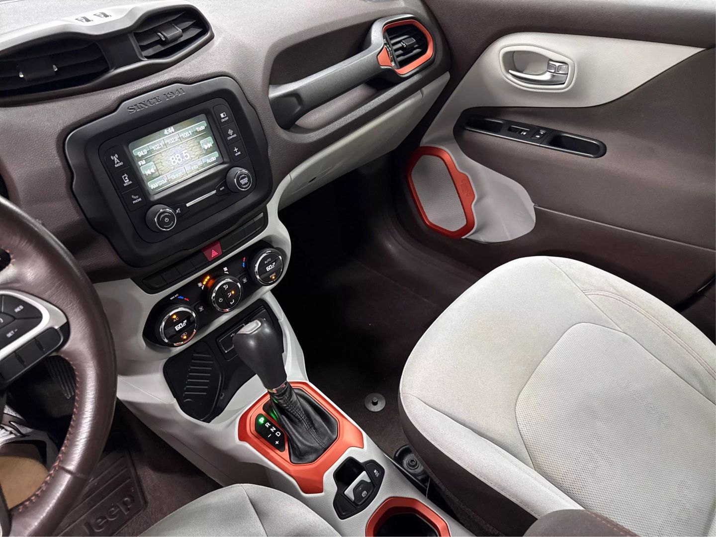 2015 Jeep Renegade - Image 32
