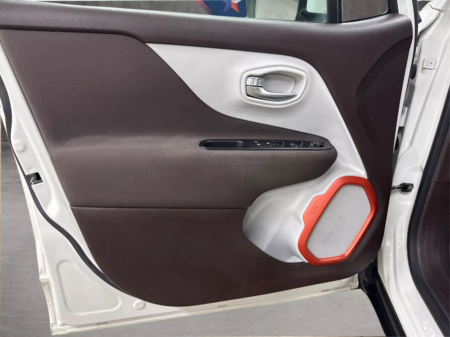 2015 Jeep Renegade - Image 36