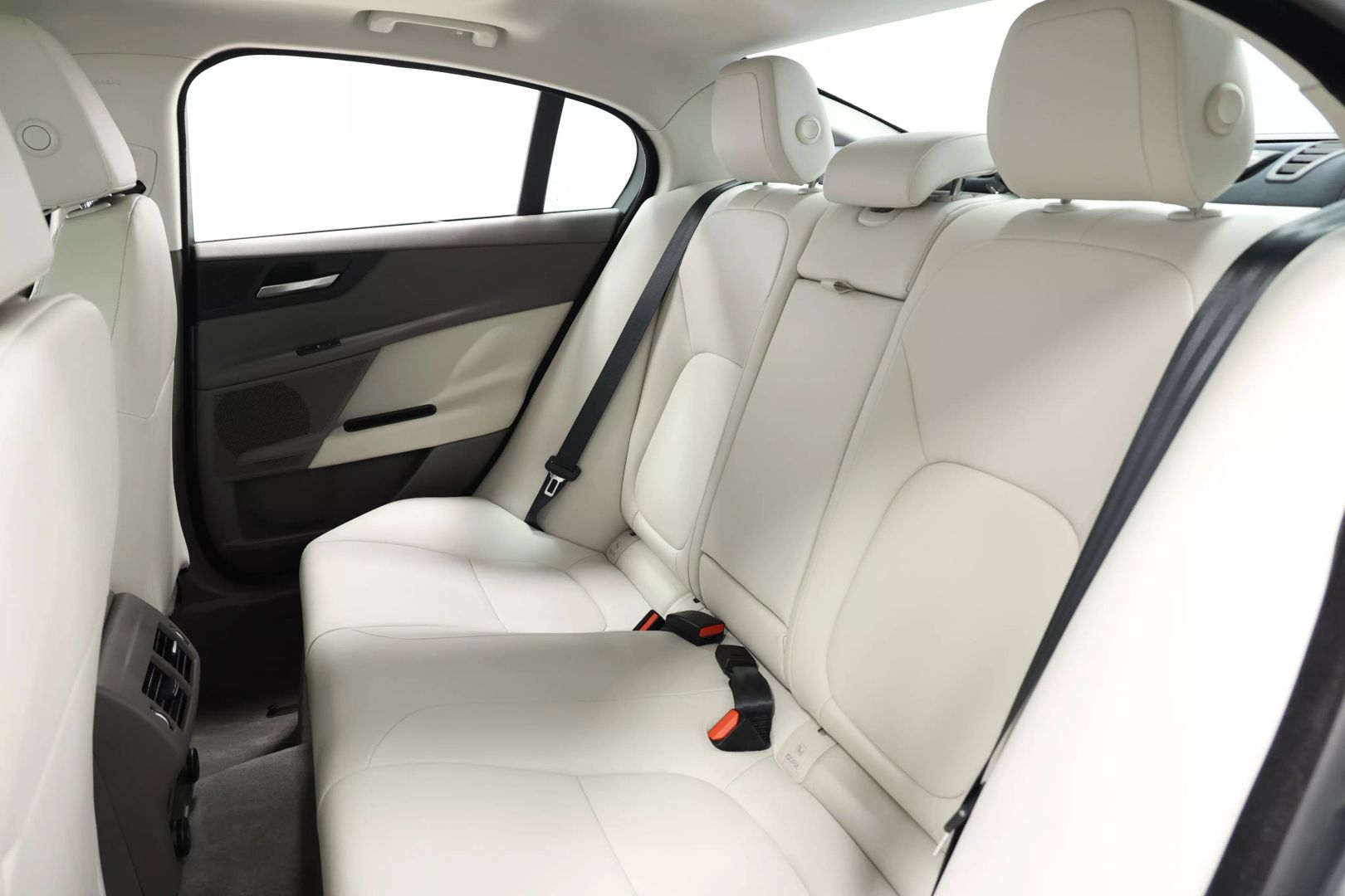 2019 Jaguar Xe - Image 3