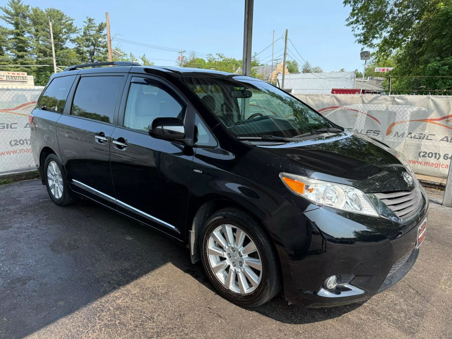 2017 Toyota Sienna - Image 7